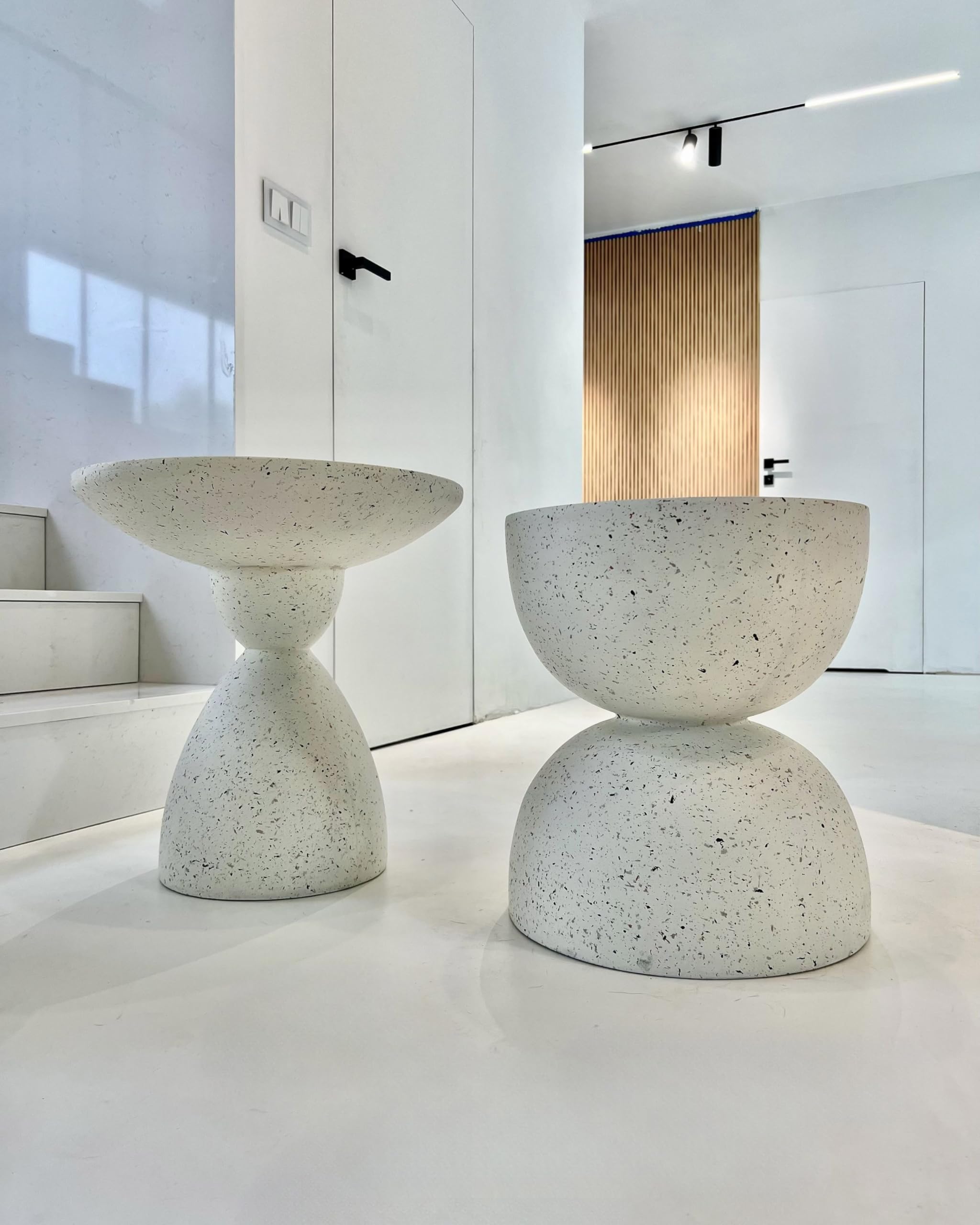 Beliani Table d'Appoint Effet Terrazzo Forme Contournée Ronde 52 cm Résistant Blanc Cassé Caffi