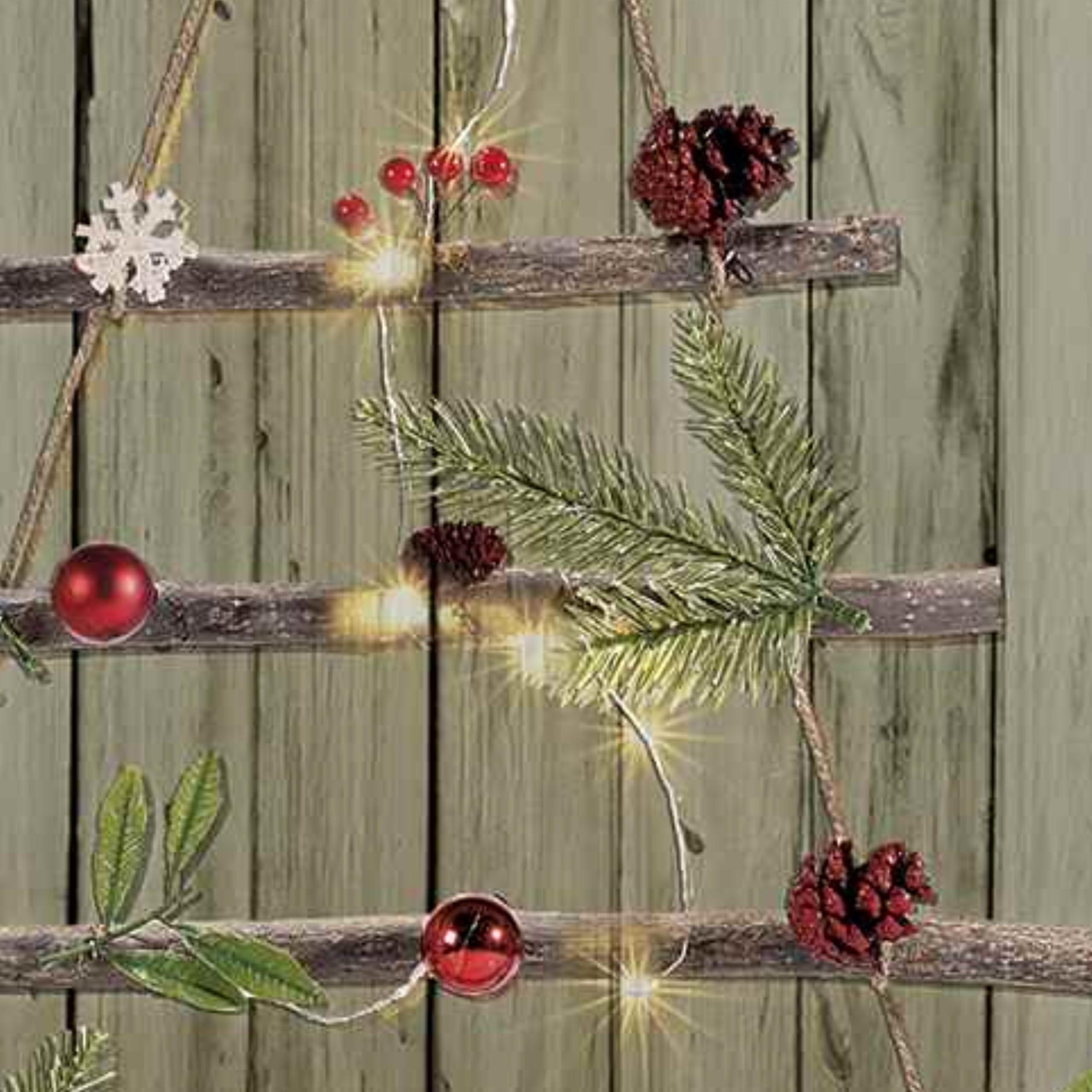 Gruppo Maruccia - Árbol de Navidad iluminado de pared - Árbol de Navidad decorado para colgar - Guirnalda navideña artesanal en forma de árbol estilizado de madera - Altura 74 cm