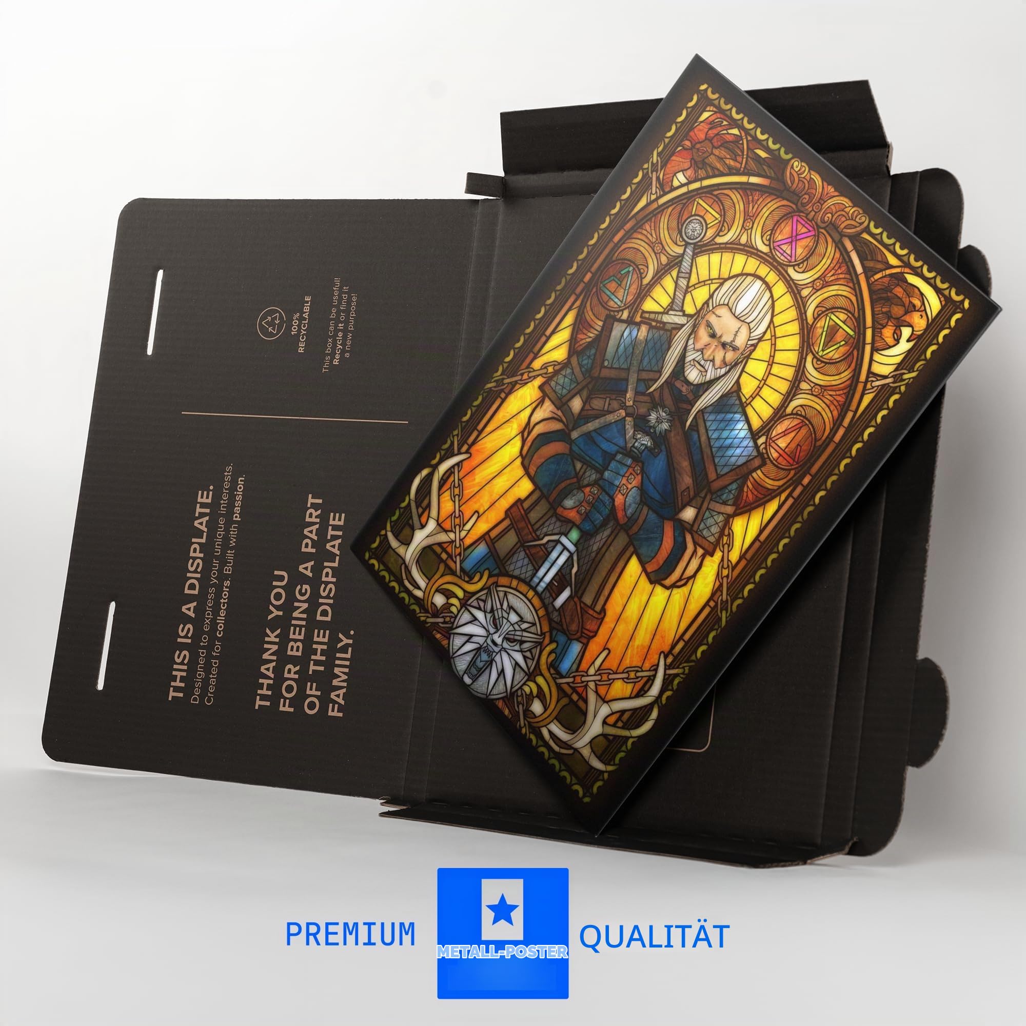 Displate Metallposter The Witcher 3 - Stained Glass - Geralt Plakat - Spielzimmer Zimmer Deko - Bilder Schlafzimmer - Geschenk - Wanddeko Metall Poster 32 cm x 45 cm