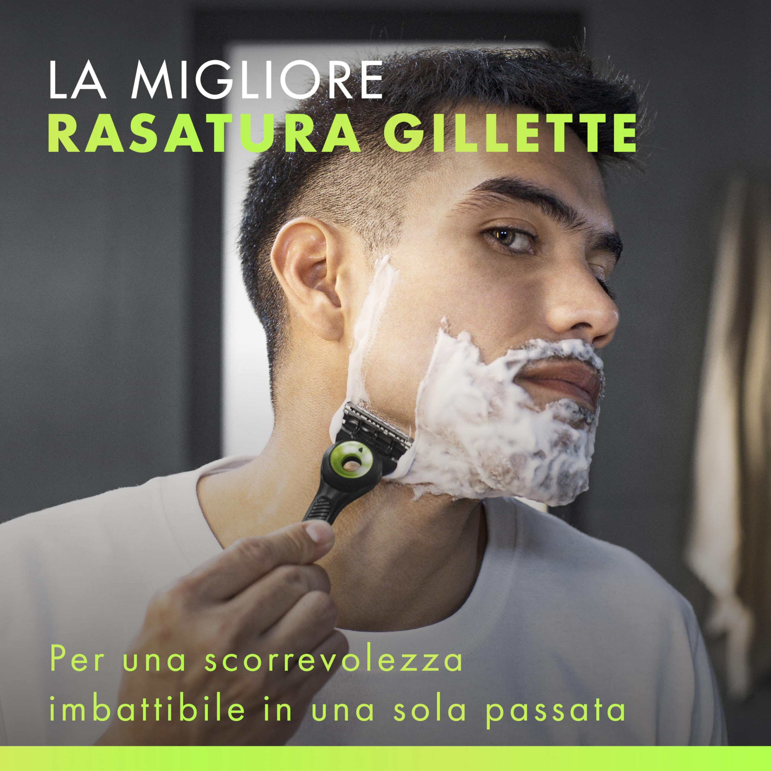 Gillette Uefa Champions League Special Edition Gillette Labs Rasoio a Mano Libera con Barra Esfoliante, 1 Manico + 8 Lamette di Ricambio, Include Base Magnetica Premium