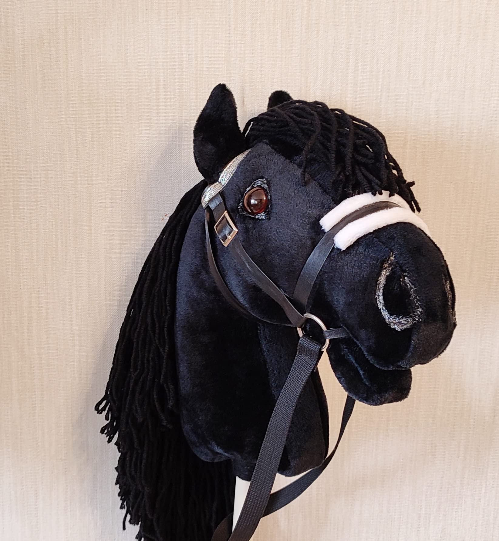 Generisch Steckenpferd A3 Schwarz – Realistisches Hobby Horse Pferd mit Abnehmbarer Trense & Langer Mähne – Großes Steckenpferd für Kinder, Hobby Horsing & Reitsport – Handgefertigt mit Zubehör