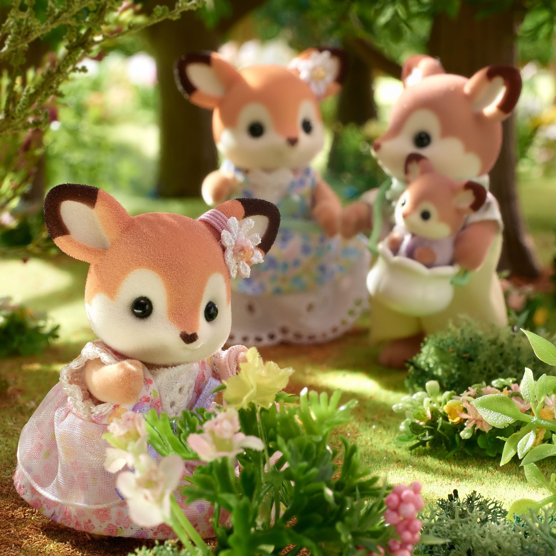 Sylvanian Families - La Famiglia Cervo – Set di 4 Personaggi con Abiti Floreali, Orecchie Grandi e Bebè in Fascia – Modello 5799