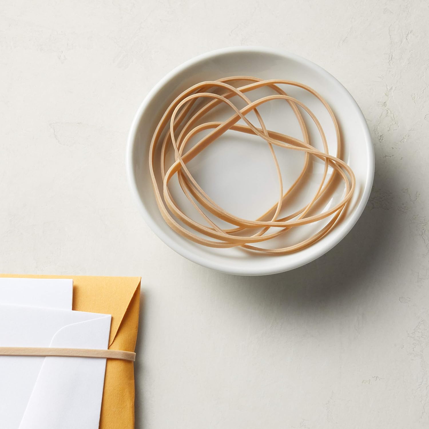 Amazon Basics Rubber Bands, Office Supplies, Size 33 (3-1/2 x 1/8 Inch), 600 Bands/1 lb Pack, 25-Pack, Tan