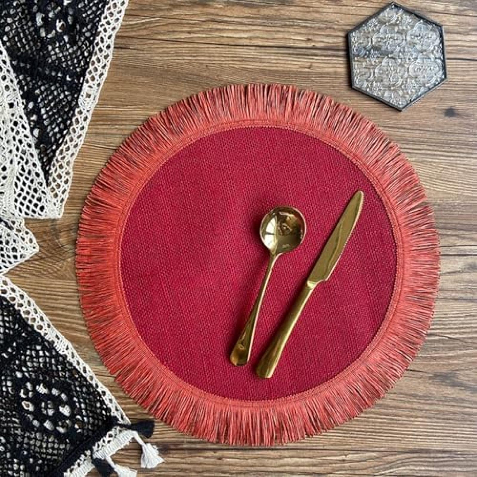 Set de table rond lavable et antidérapant lot de 2 avec pompons isolants de 38 cm rouge