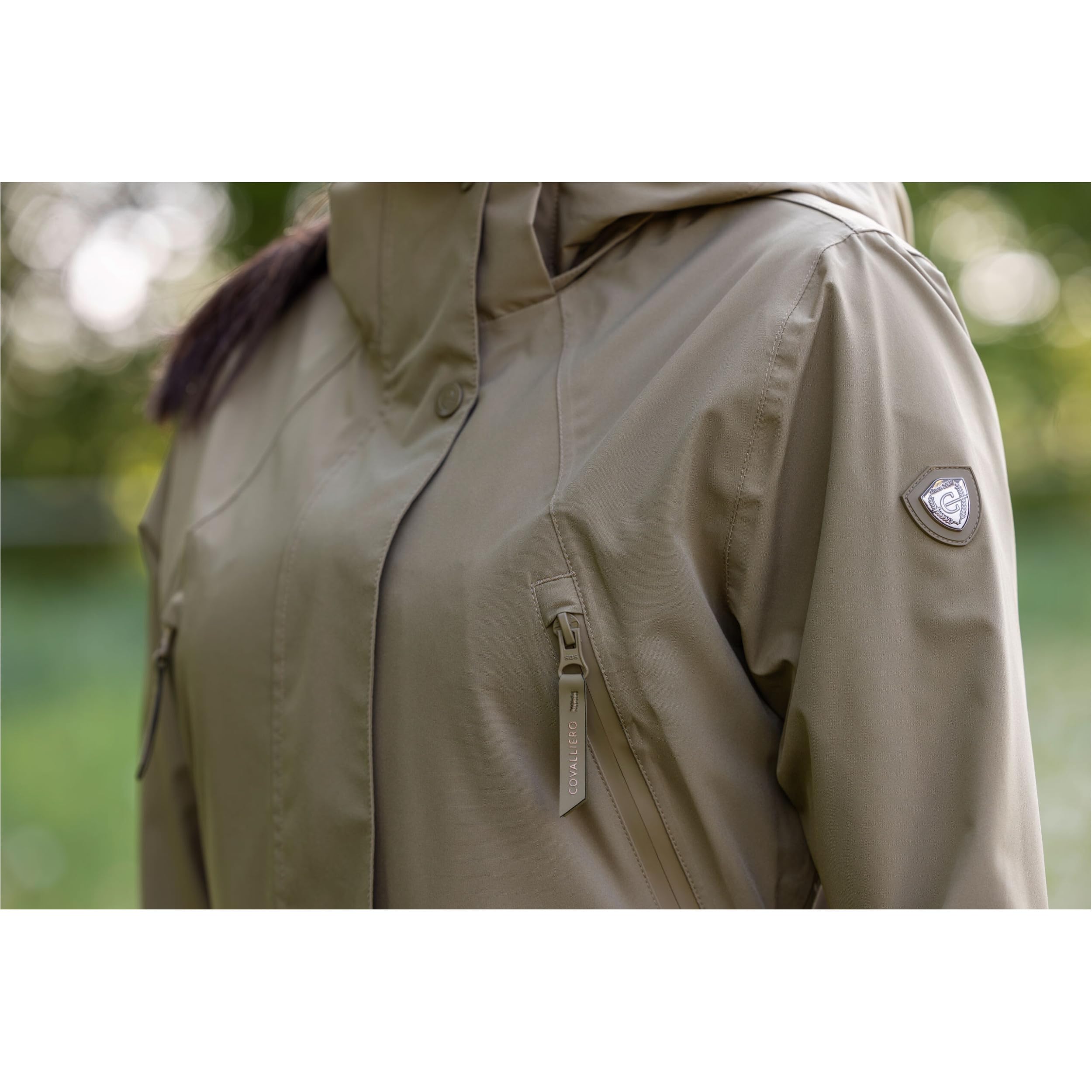 Covalliero - Damen Regenmantel FS26 – extra lange Regenjacke mit Reitschlitz – wasserdicht, windabweisend & mit Lotuseffekt – Wandern & Reiten – Regenponcho in vielen Farben – Gr. XS-XXL