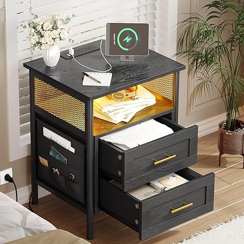 AOGLLATI Mesita de noche LED, mesita de noche con estación de carga y tiras de luz LED, mesita de noche con 2 cajones, almacenamiento abierto, bolsa