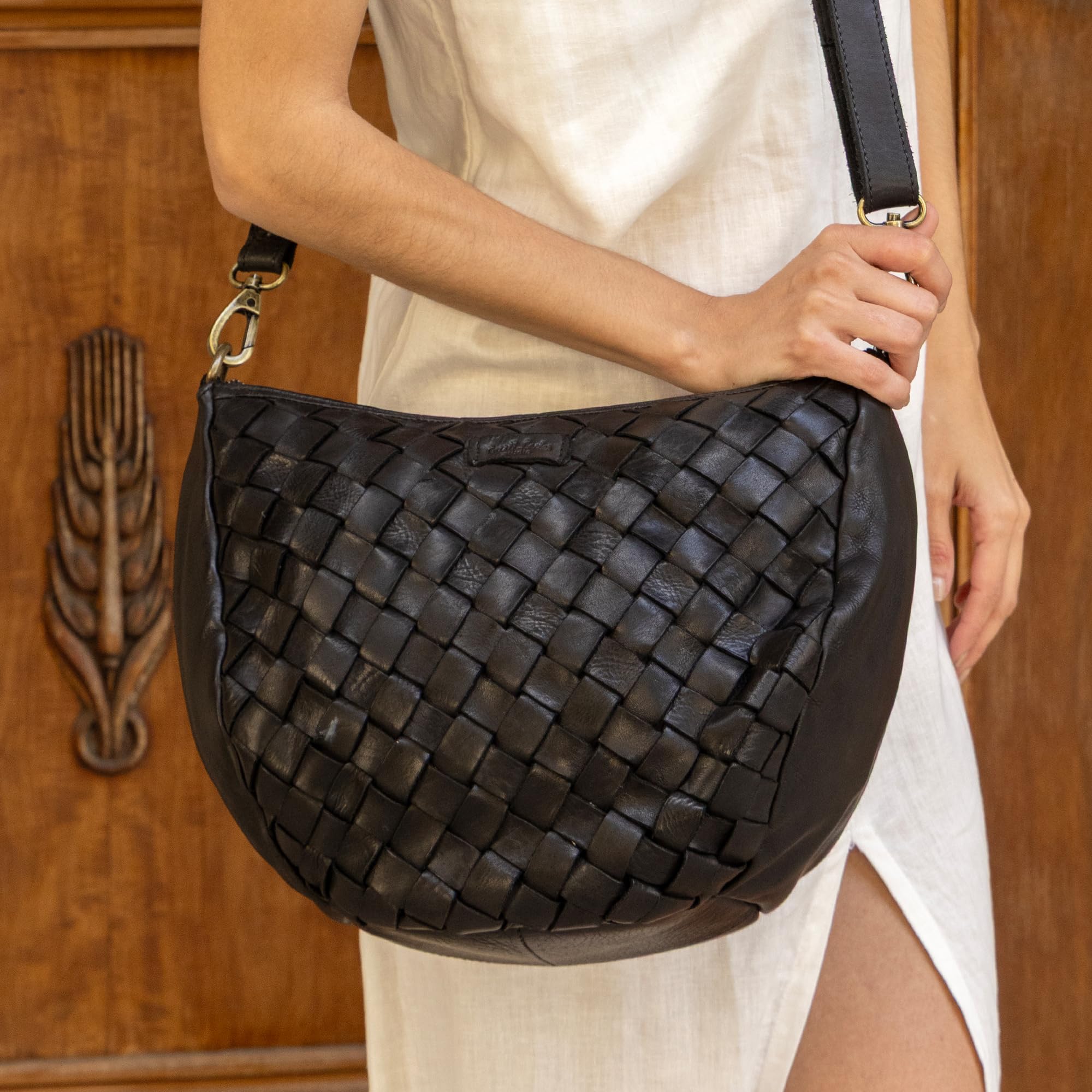Gusti Leder Umhängetasche Damen - Clover – Halbmondförmige Ledertasche Damen aus Rindsleder - Vintage Umhängetasche Leder mit Retro Flechtdesign