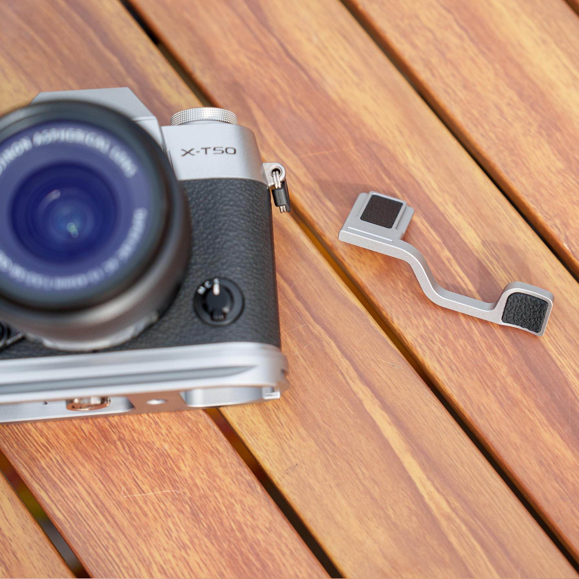 JJC XT50 Poignée de Pouce pour Fuji X-T50 Appareil Photo, Poignée Améliorée de Pouce Griffe pour Prise de Vue à Une Main, Argenté