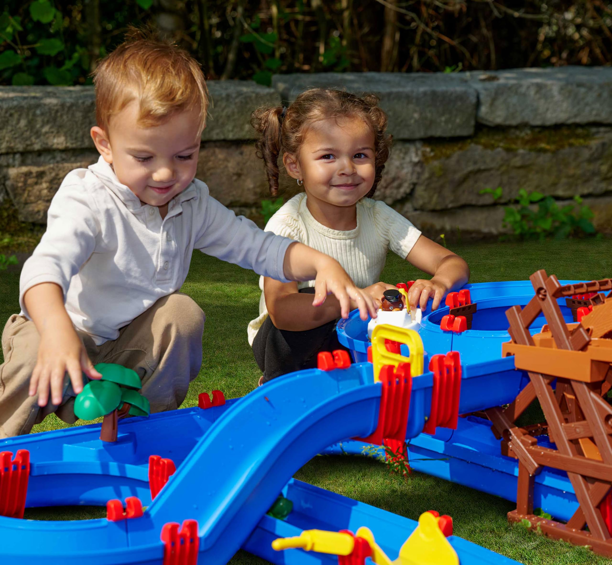 AquaPlay WaterWheel - zweistöckige Wasserbahn, großes Wasserrad mit Handkurbel, Lange Wasserrutsche, Boote mit Tierfiguren, Outdoor Wasserspielzeug, für Kinder ab 3 Jahre