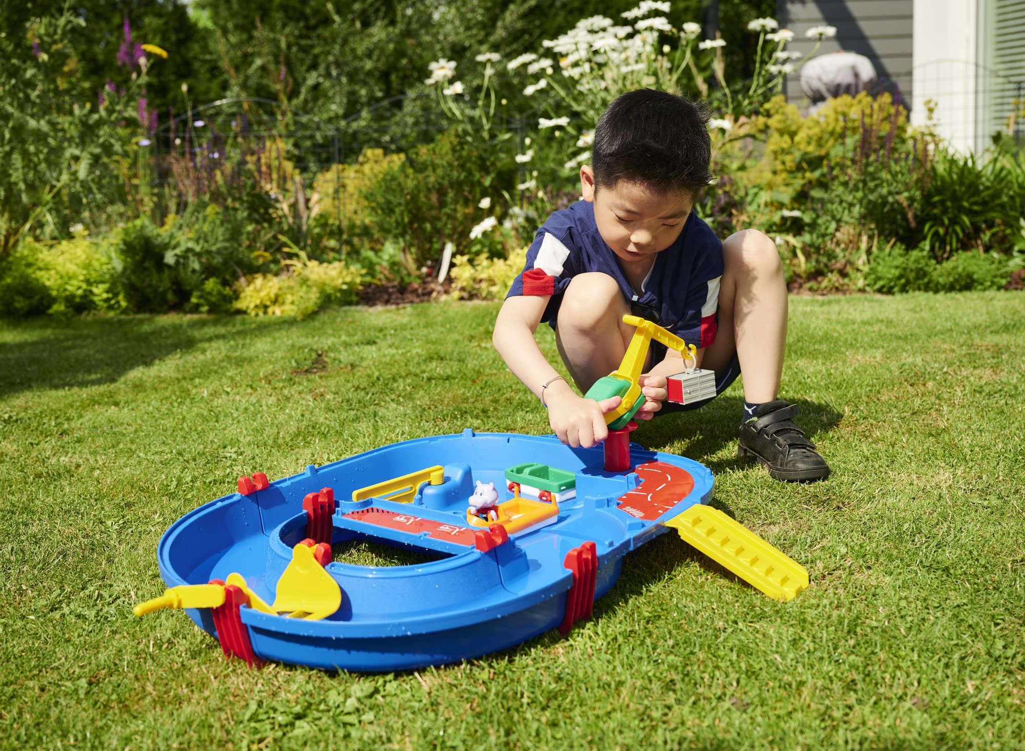 AquaPlay - 8700001501- Circuito de Juego acuático Start Set 21 Piezas - con Barco portacontenedores, vehículo Anfibio y Figura