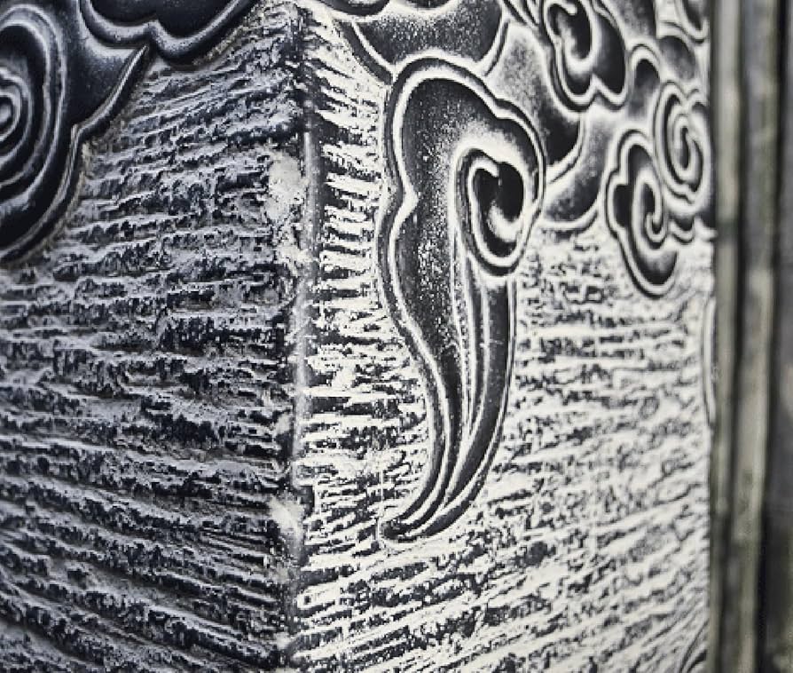 黒色石の彫刻 台座付き 黒色石の彫刻 台座付き