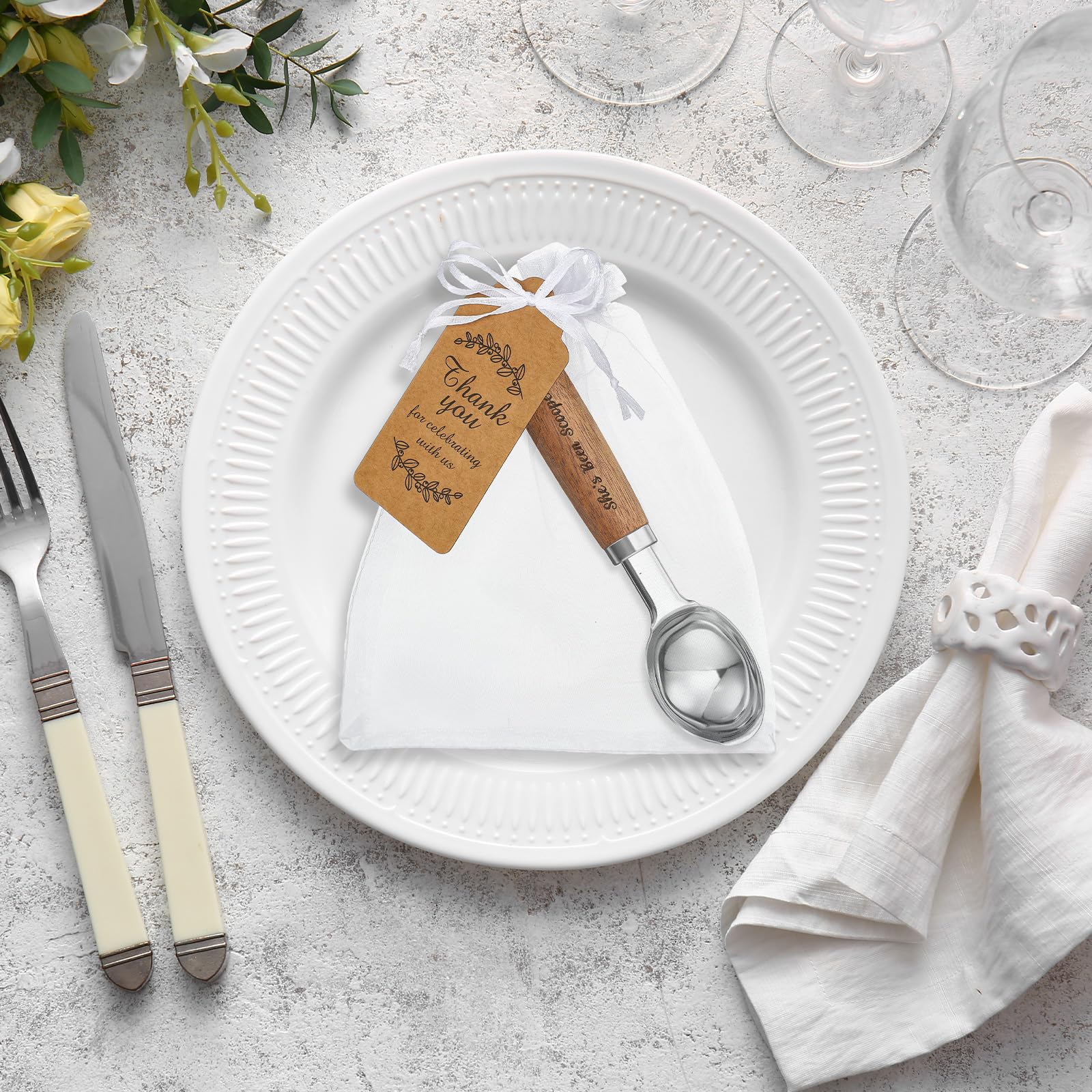 Hushee Juego de 12 cucharas de helado con mango de madera, cuchara de helado de metal con tarjetas, bolsas de organza para bodas, fiestas, decoración de despedida de soltera, regalos de pareja,