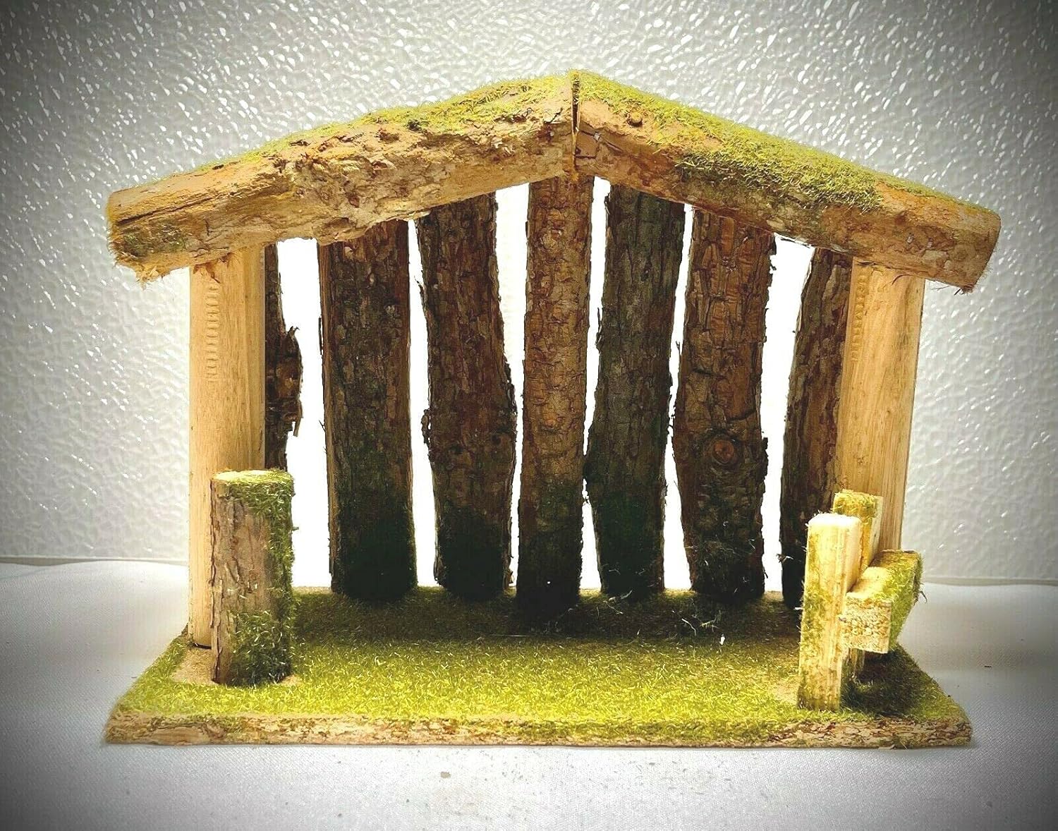 Wooden Stable with Artificial Snow Decor/Establo Navideño de Madera 8"x4"x7"
