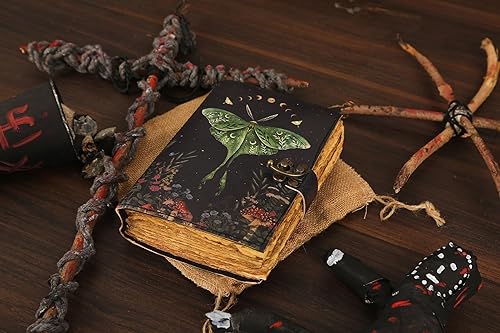 Miniatura 5 de Diario en Blanco de Hechizos y Sombras con Cierre de Candado Vintage Hecho a Mano de Cuero con Estampado de Polillas Luna y Mariposa Morpho de
