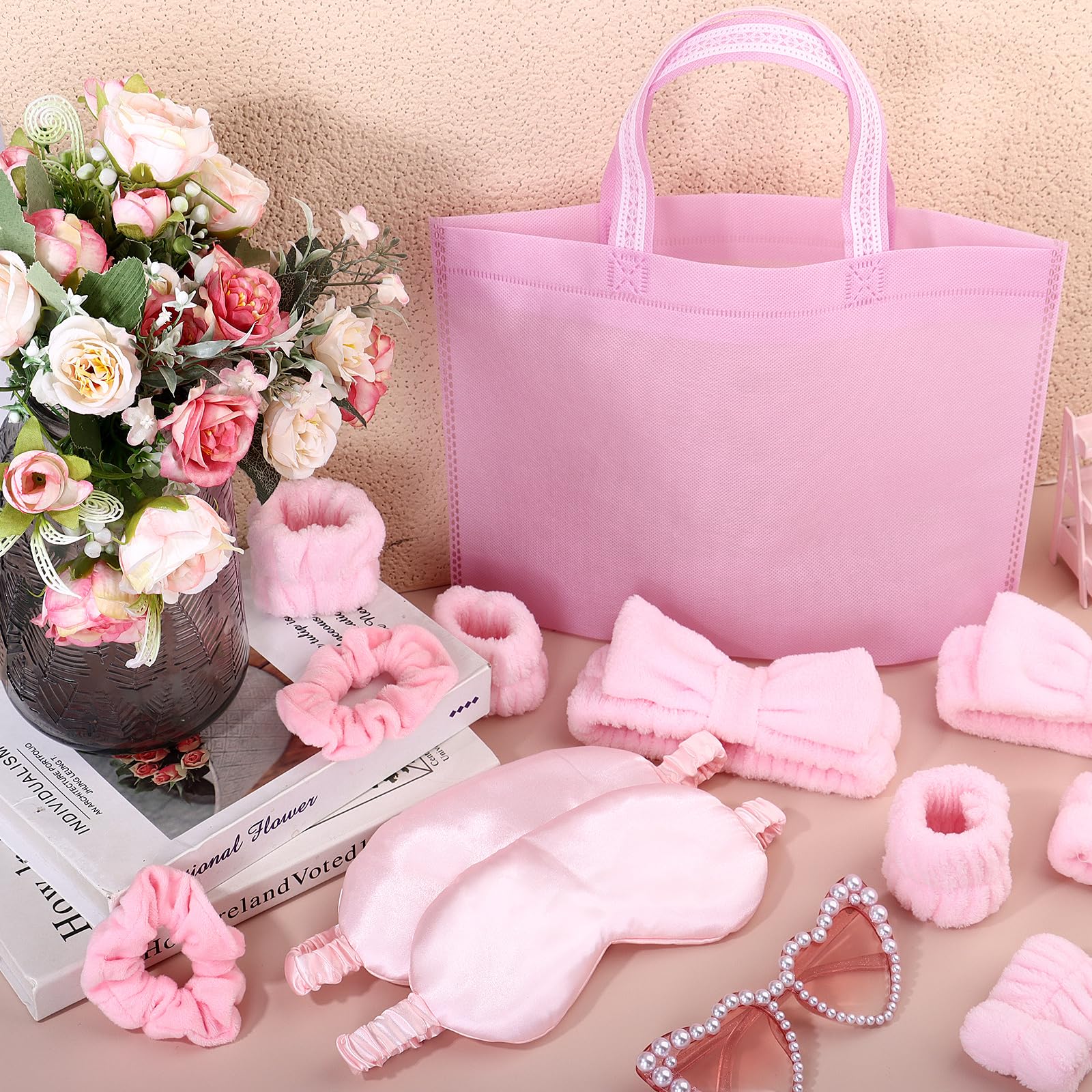 Lot de 42 accessoires roses sur le thème du spa pour fille avec bandeau en satin - Sac non tissé rose pour soirée pyjama - Cadeaux essentiels pour anniversaire, spa, enterrement de vie de jeune fille,