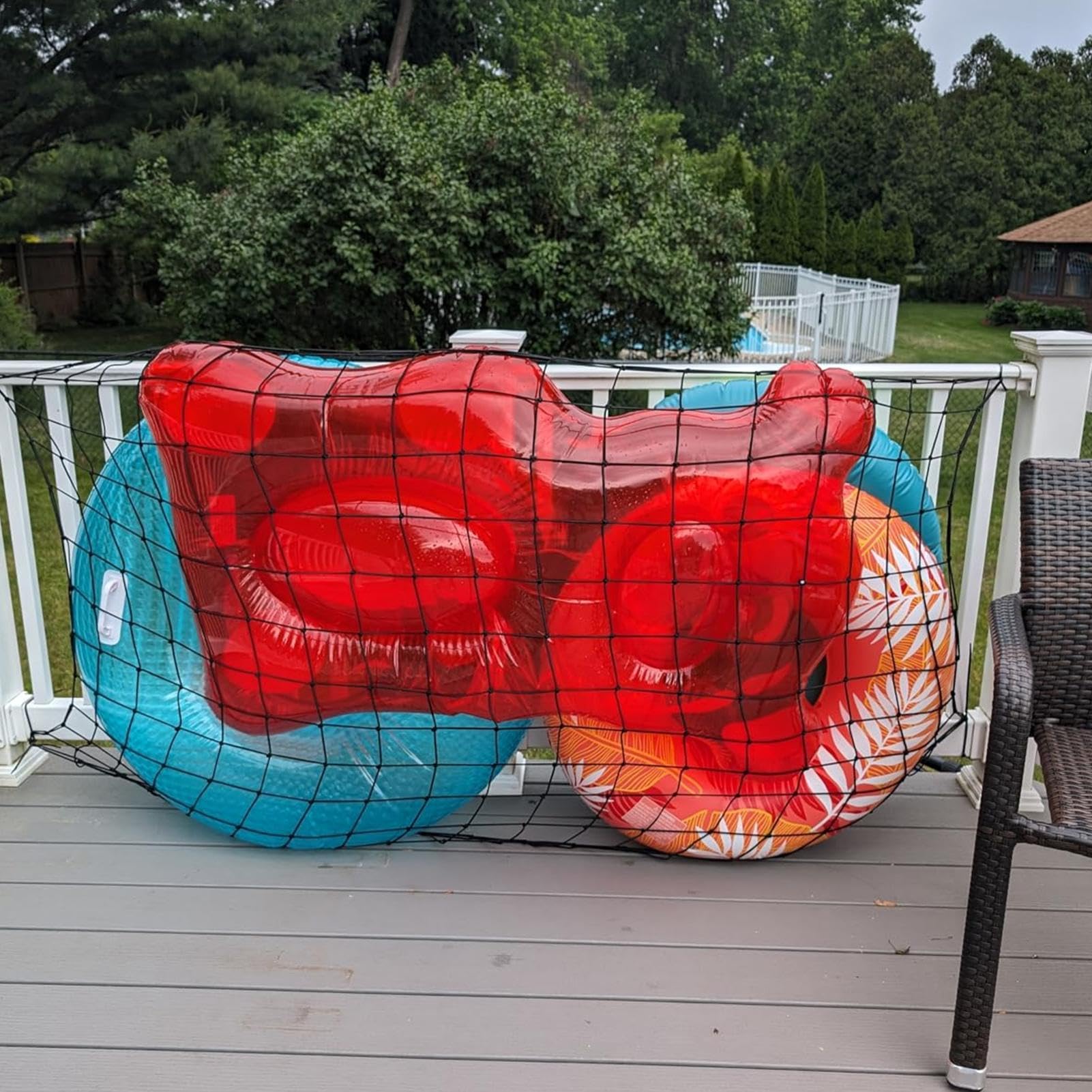 Organisateur de flottants au bord de la piscine, sac en filet de rangement