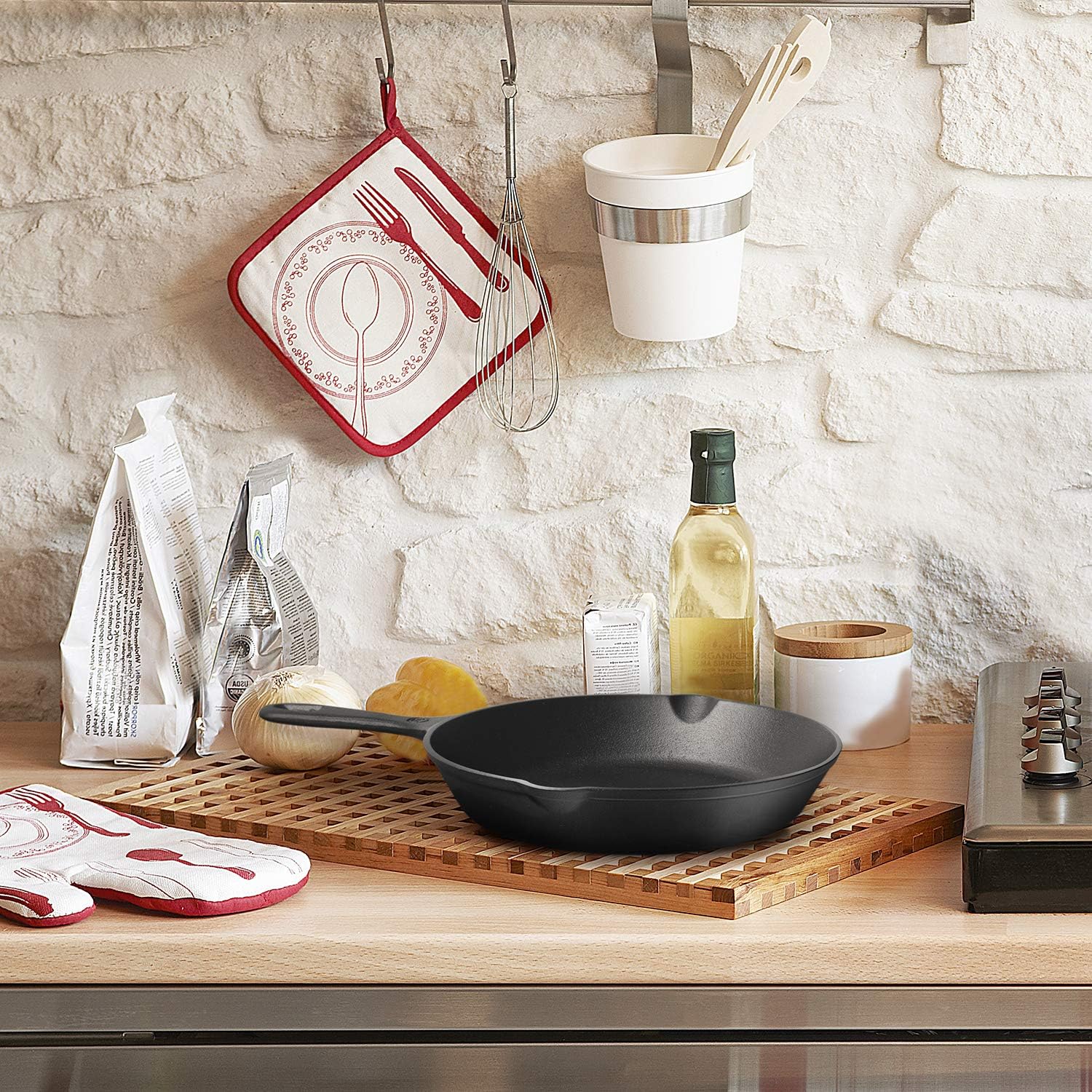 Commercial CHEF 10.25 Inch Preseasoned Cast Iron Skillet, Cast Iron Pan with Dual Pour Spouts
