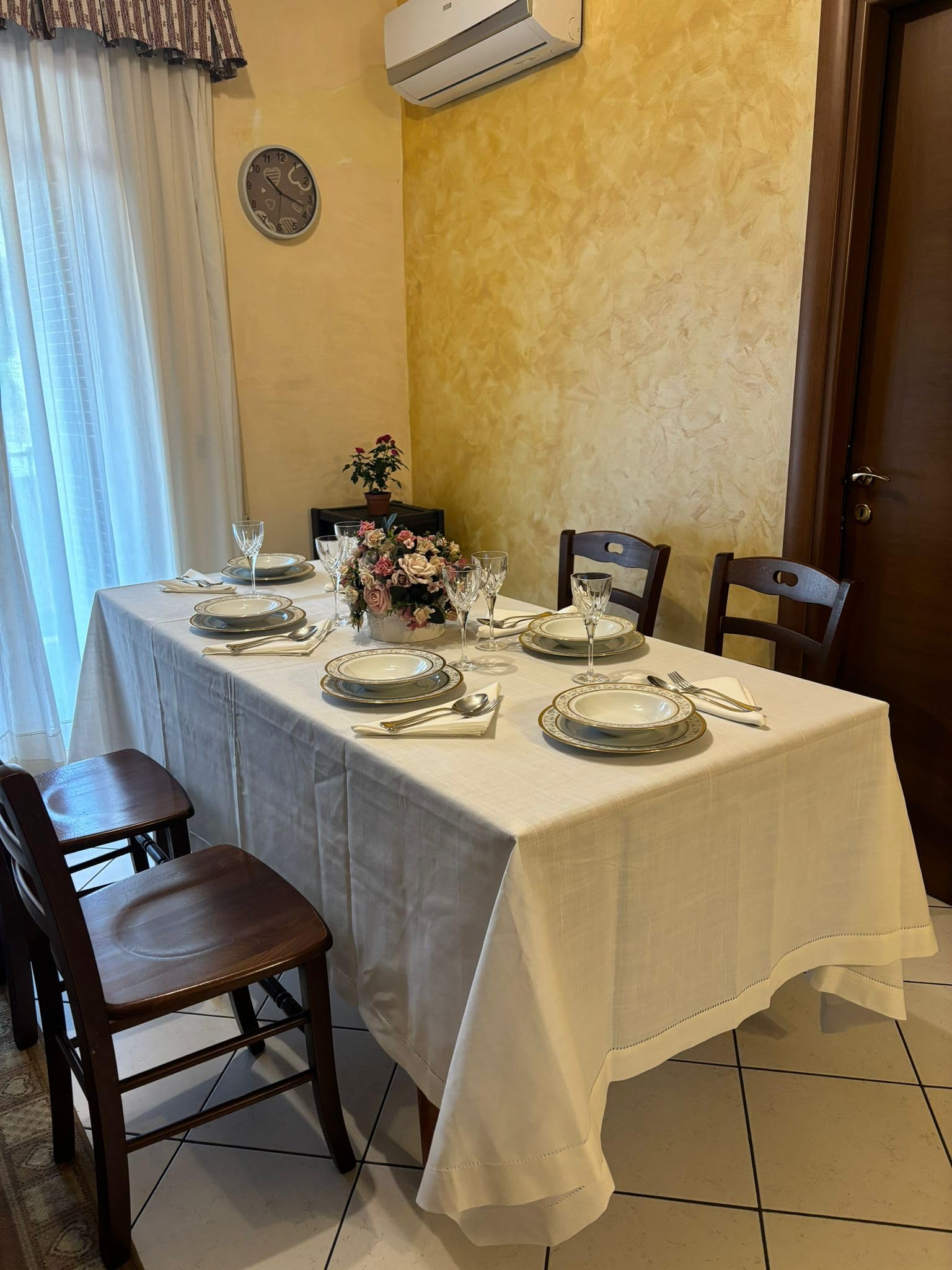 Generico Set Tovaglia e Tovaglioli in Policotone, Tovaglia con Tovaglioli da 12 (180x270cm) 12 Posti Rettangolare Elegante con Orlo a Giorno, Perfetta per Pranzi e Cene con Stile (Avorio, 12 Posti)