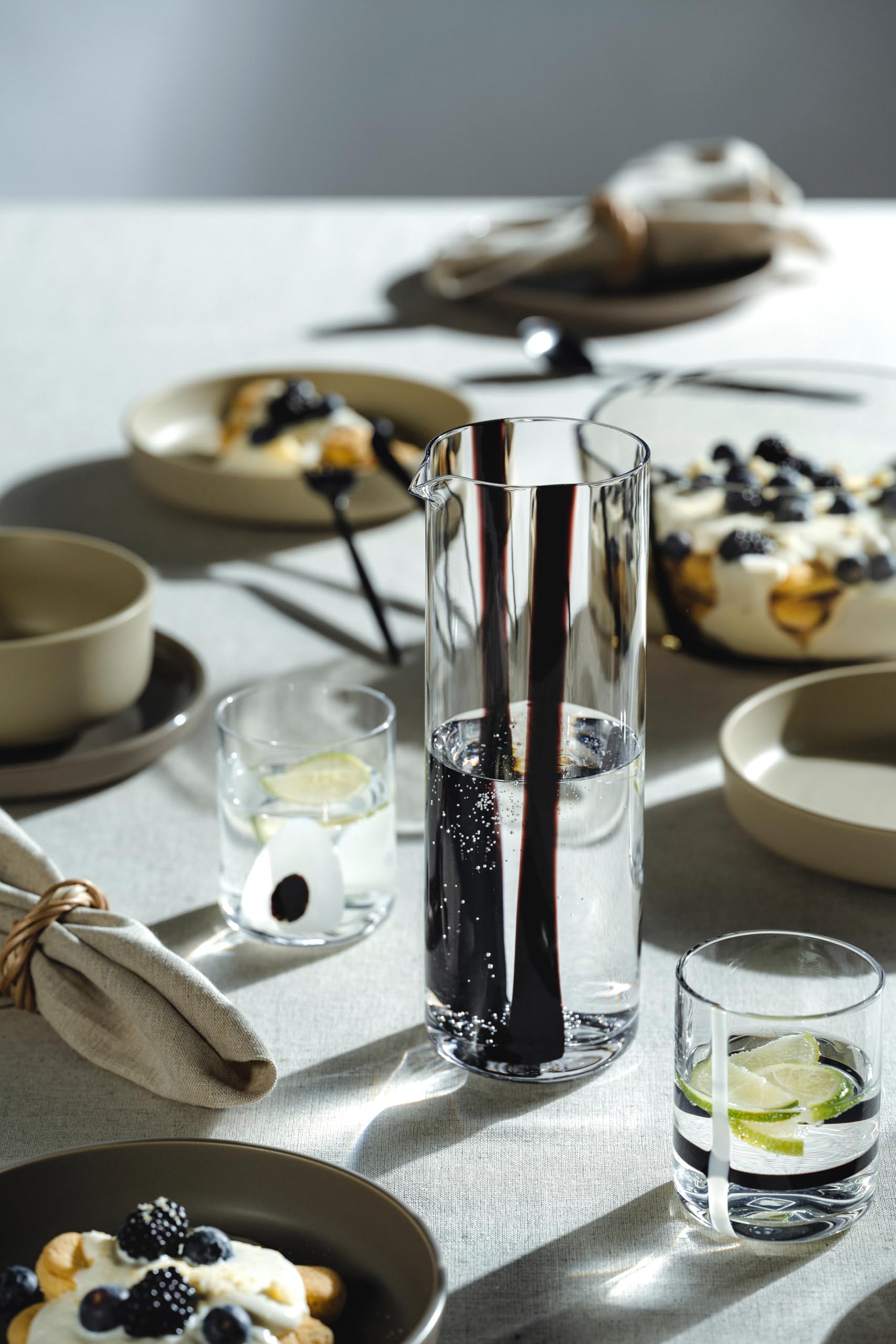 LEONARDO HOME BANDA NERA Jarra • 1 pieza • Jarra versátil • Cristal hecho a mano • Ideal para agua y zumo • Con boquilla • Elegante jarra de mesa • Diseño moderno • Altura 25 cm • Negro • 055292