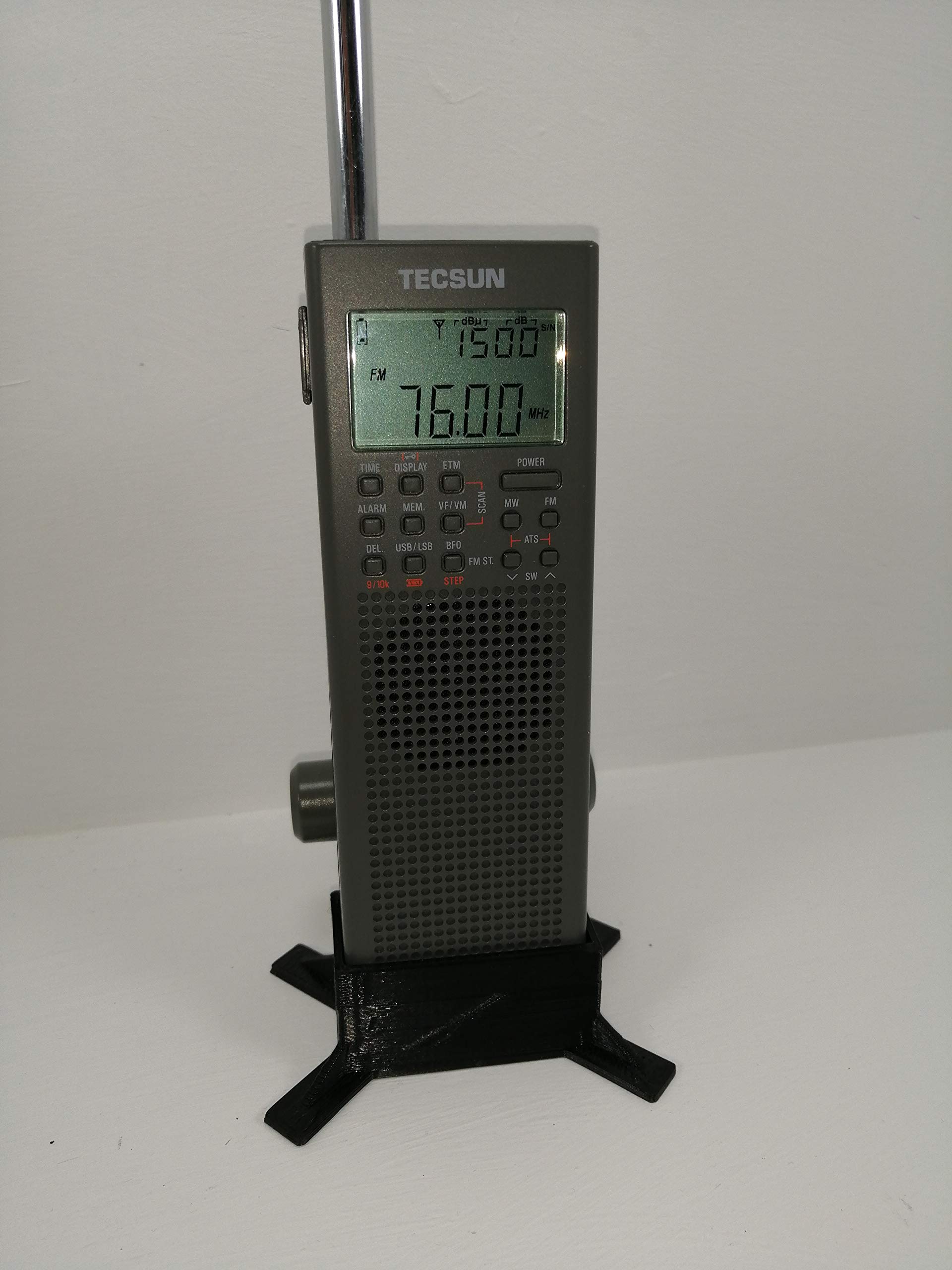 3D Cabin Desk Stand for Tecsun Pl-365 / Pl-360 Radio : Black Also Fits County Comm Gp-5/Ssb