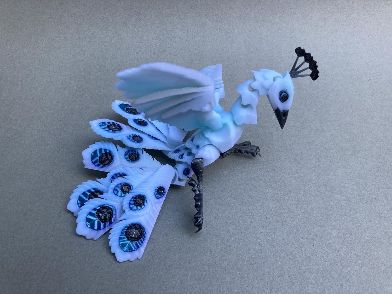 3D-printed miniature peacock model features movable joints and a sensory stress-relieving function, making it suitable as a desk ornament, collectible, or gift for adult friends. (Style 04)