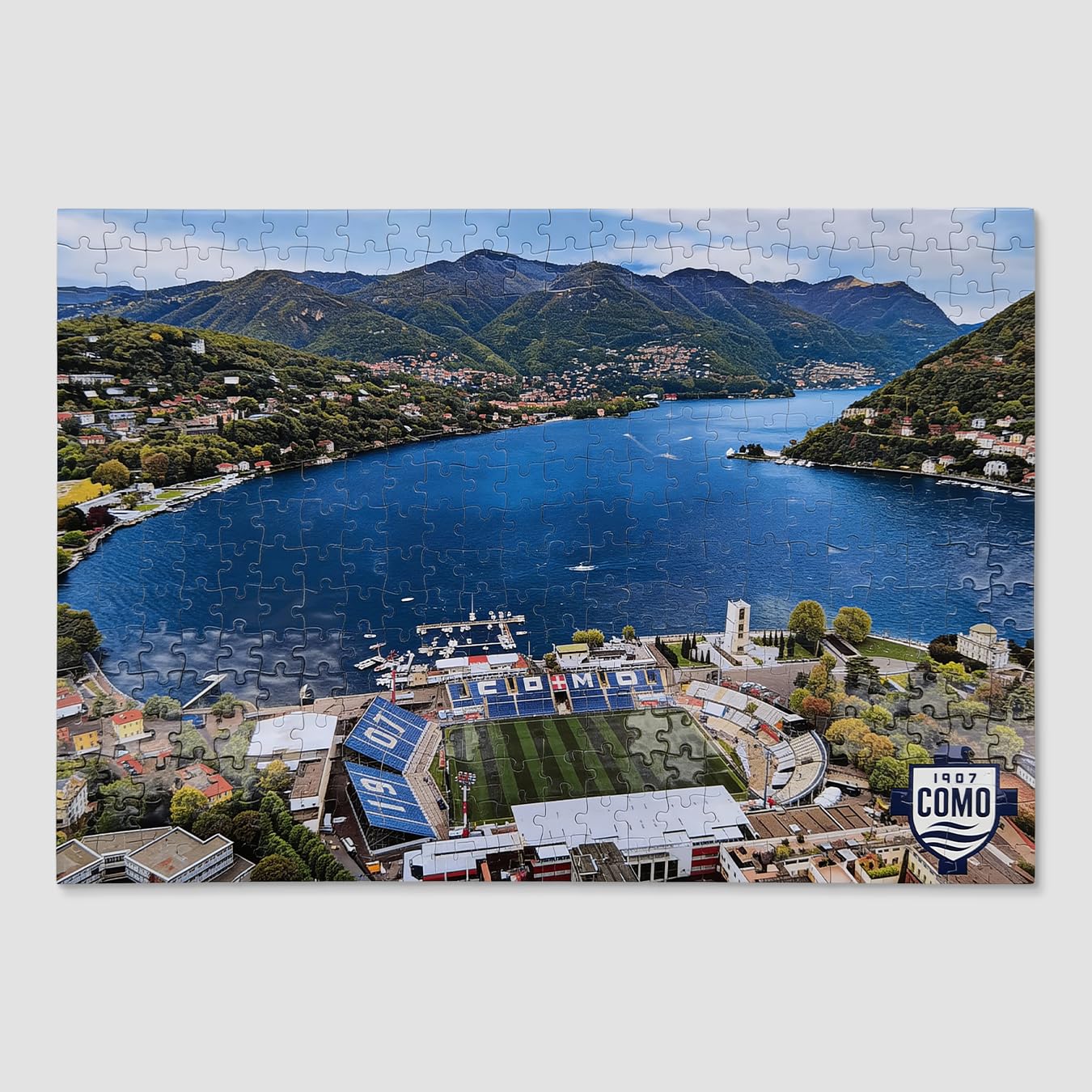 Como 1907 Puzzle Ufficiale Stadio Giuseppe Sinigaglia 1000 Pezzi. Rompicapo per adulti e collezionisti, idea regalo tifosi calcio e arredo Casa. Dimensioni 70x50 cm - 2