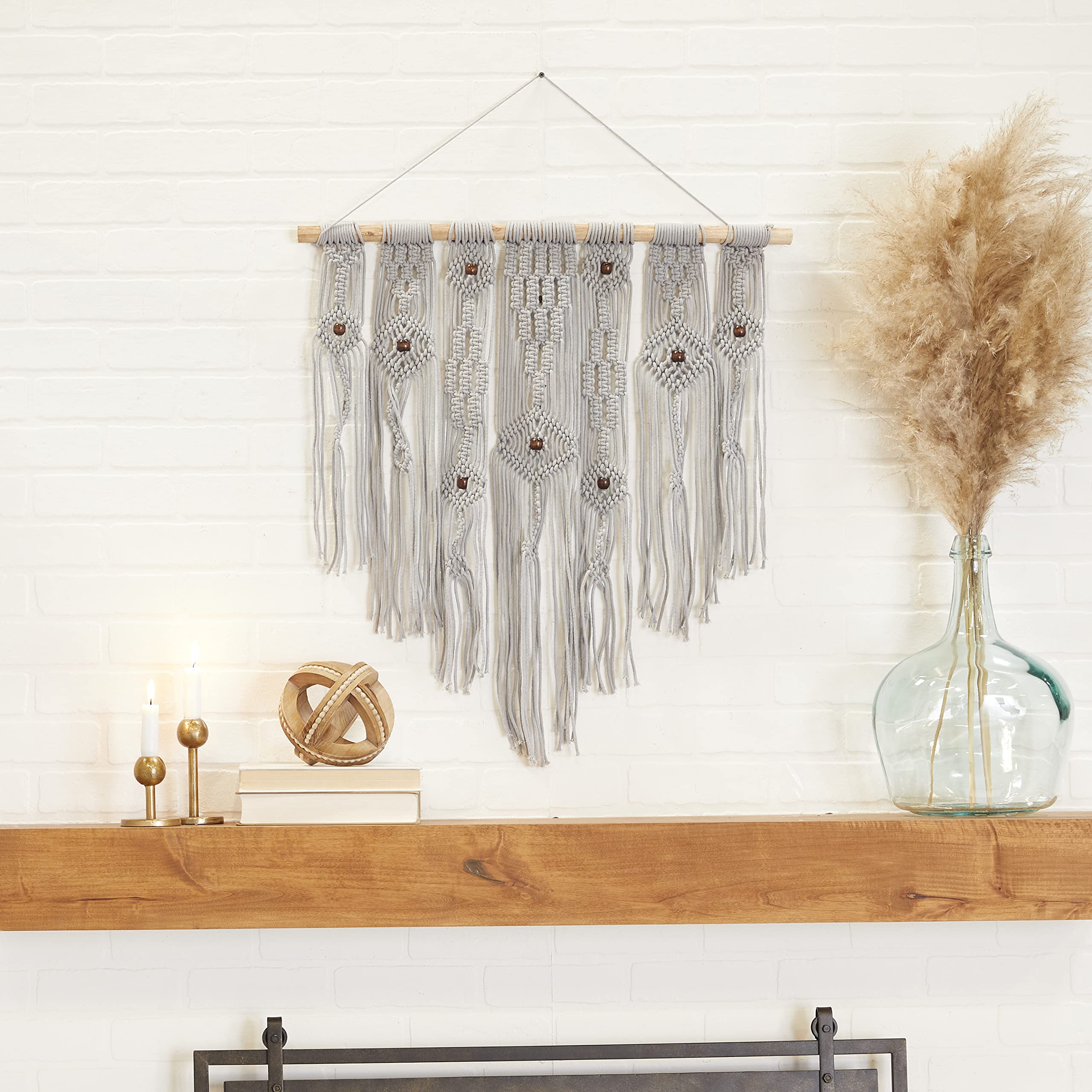 Deco 79 Algodón macramé intrincadamente tejido pared decoración colgante de pared con borlas de flecos de cuentas, 61 x 36 cm, gris
