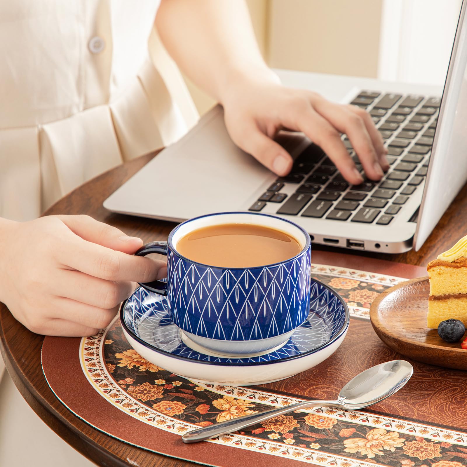 vancasso SELENE - Tazze da Caffè e Cappuccino con Piattino y Porta - 4 x 270 ml - Tazze da Colazione in Porcellana per Latte e Tè, Adatto a Lavastoviglie e Microonde - Vintage in Blu e Bianco