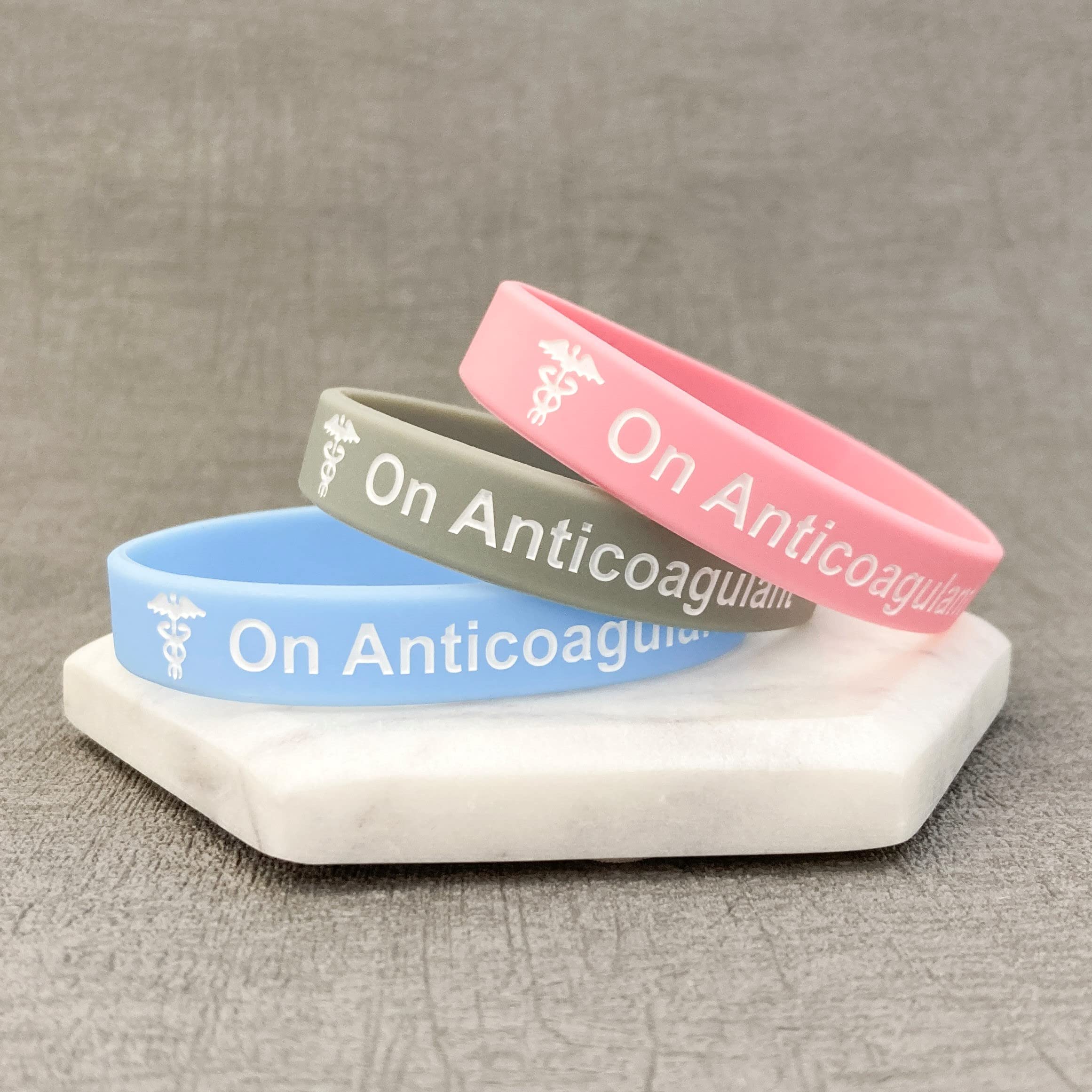 On Anticoagulant - Juego de 3 Pulseras de silicona gris, rosado y azul claro para alerta médica emergencia identificación médica para hombres y mujeres