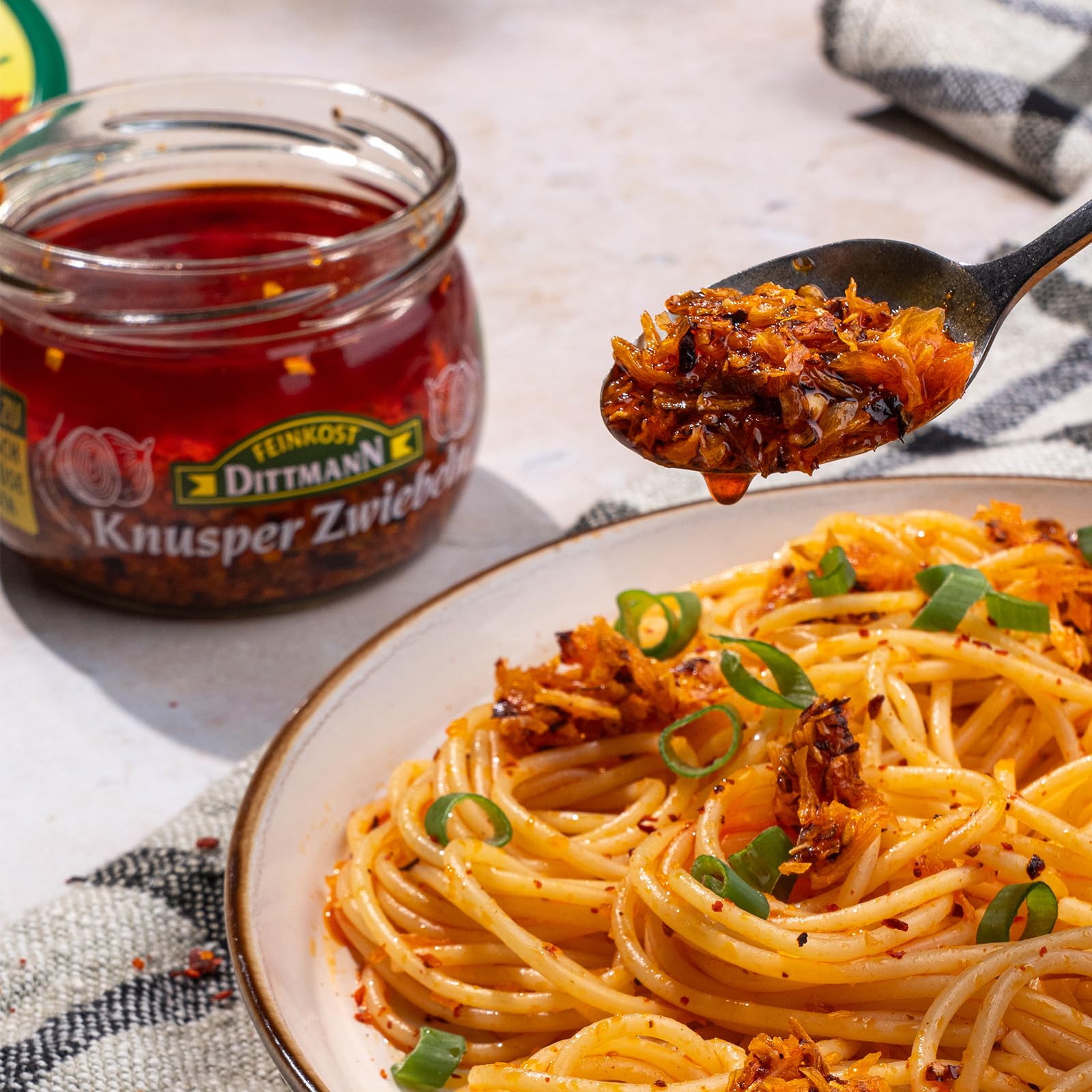 Feinkost Dittmann Knusper Zwiebeln – 185g Glas, 5er Pack | Knusprige Zwiebelbissen, Verfeinert mit Chili-Öl, Ideal für Pasta, Gemüse, Fleisch und Grillgerichte