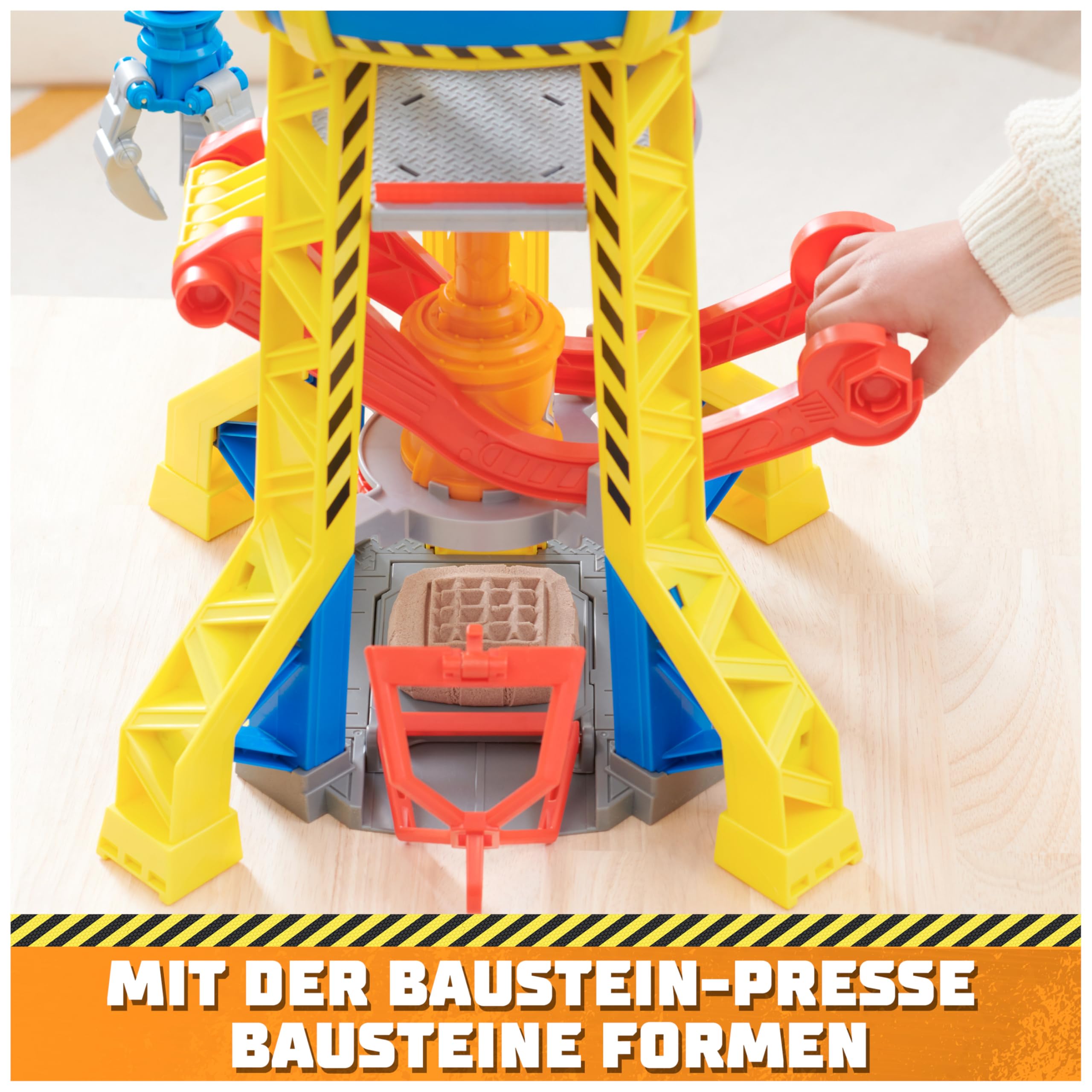 Rubble & Crew - Kran-Spielset Baupfoten Hof 68 cm, mit Rubble-Figur, Planierraupen-Fahrzeug und 340 g Build-it Kinetic Sand, Licht und Sound, ab 3 Jahren