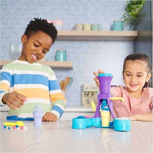 Miniatura 9 de Kinetic Sand, Estación de servicio suave con 14 onzas de arena de juego (azul, rosa y blanco), 2 conos de helado y 2 herramientas, juguetes