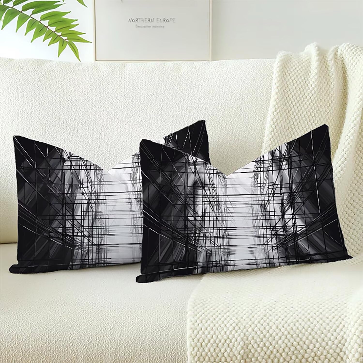 Housses de coussins velours noir pour décorer un canapé cosy