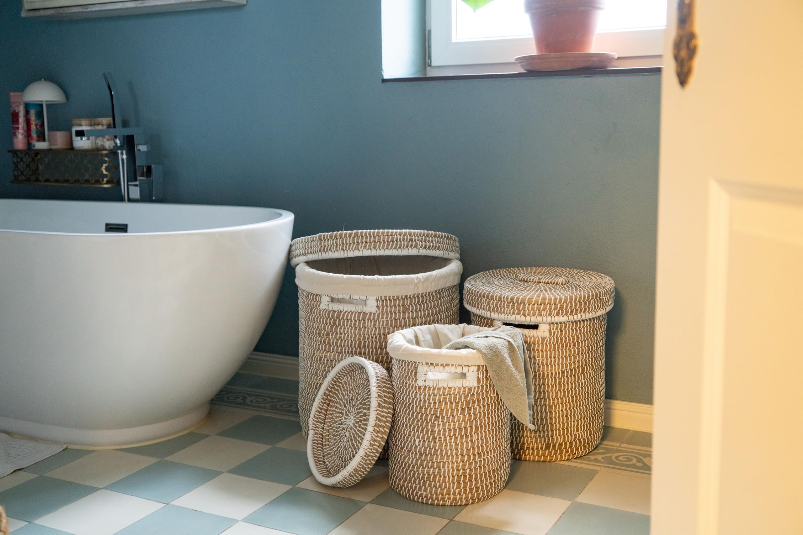 Decorasian Wäschekorb mit Deckel aus Seegras – Bast Wäschesammler geflochten, rund & groß – 3er Set oder Einzeln – Boho Korb für Wäsche, Spielzeug & Decken – Nachhaltig & Robust, 45cm x 48cm