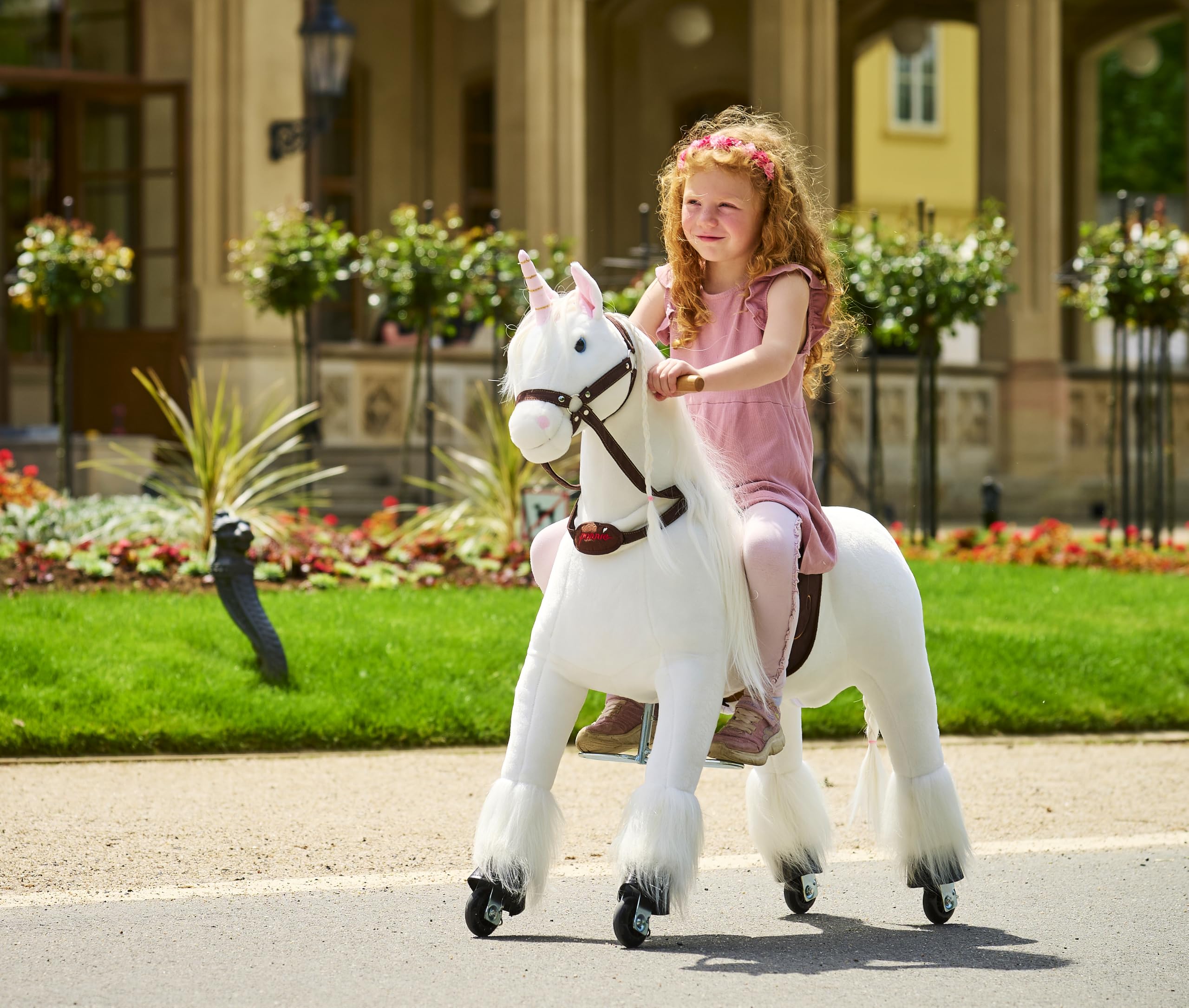 PONNIE Koń jeździecki na rolkach Unicorn M (5-12 lat), konik do zabawy konnej, ze zdejmowanym brązowym siodełkiem i uzdą, z uzdą, czesana grzywa i ogon, pluszowy koń do jazdy konnej dla dzieci