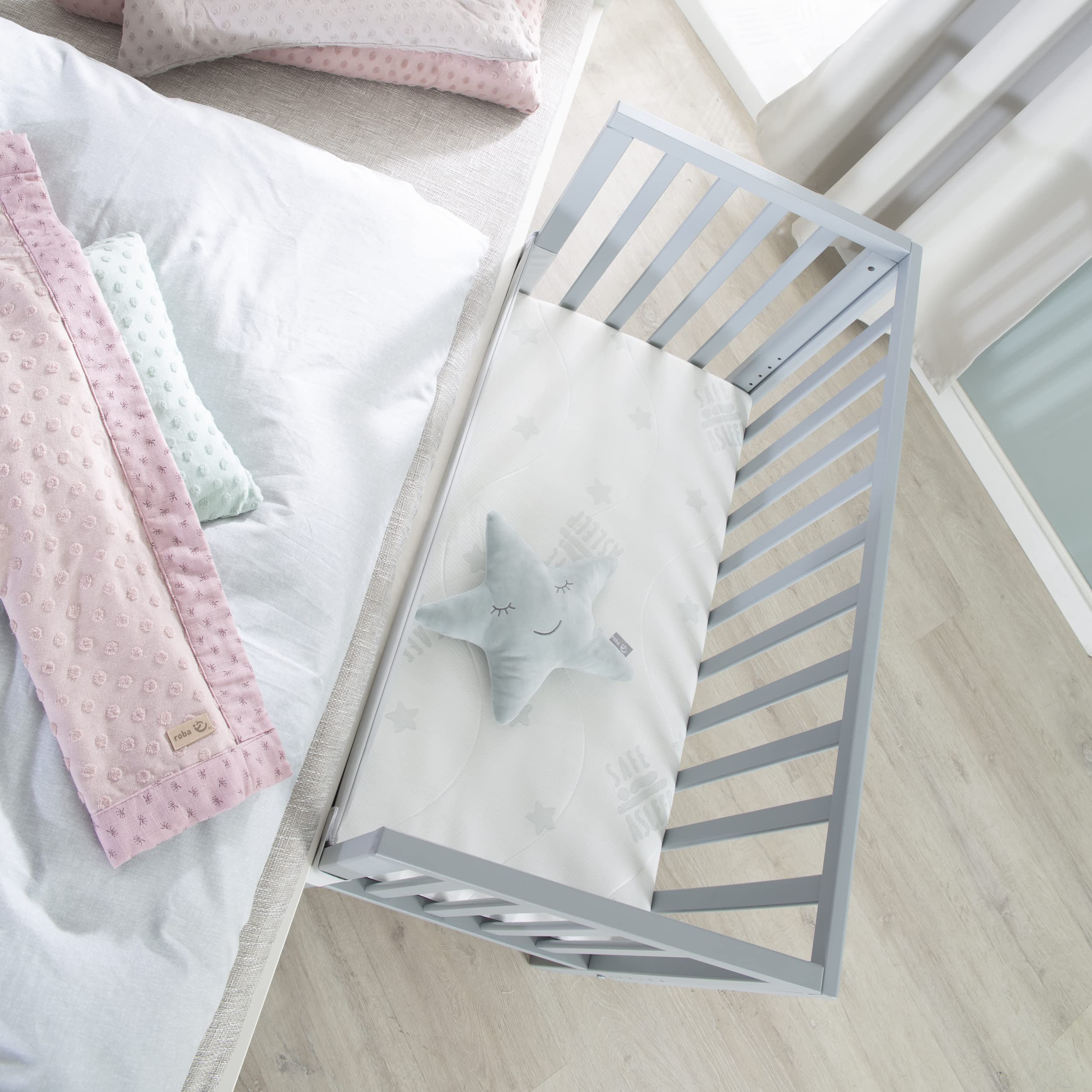 roba Lettino Co-sleeping 2 in 1, Inserto safe asleep 45 x 90 cm e Barriera, Adatto a Tutte le Altezze dei Letti dei Genitori, dalla Nascita, Trasformabile in Panca, Legno Laccato Grigio