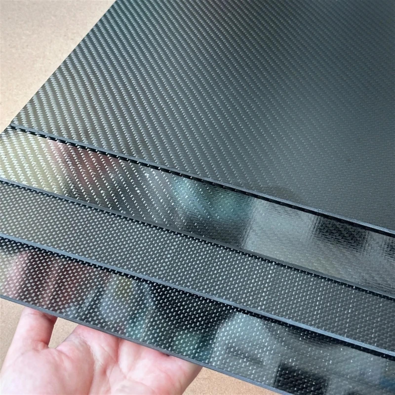 Plaque Carbone Feuille de plaque Fiber carbone 245x395mm, épaisseur panneau 0.5mm 1.0mm 2mm 2. 3. 4mm(2.5mm twill glossy)