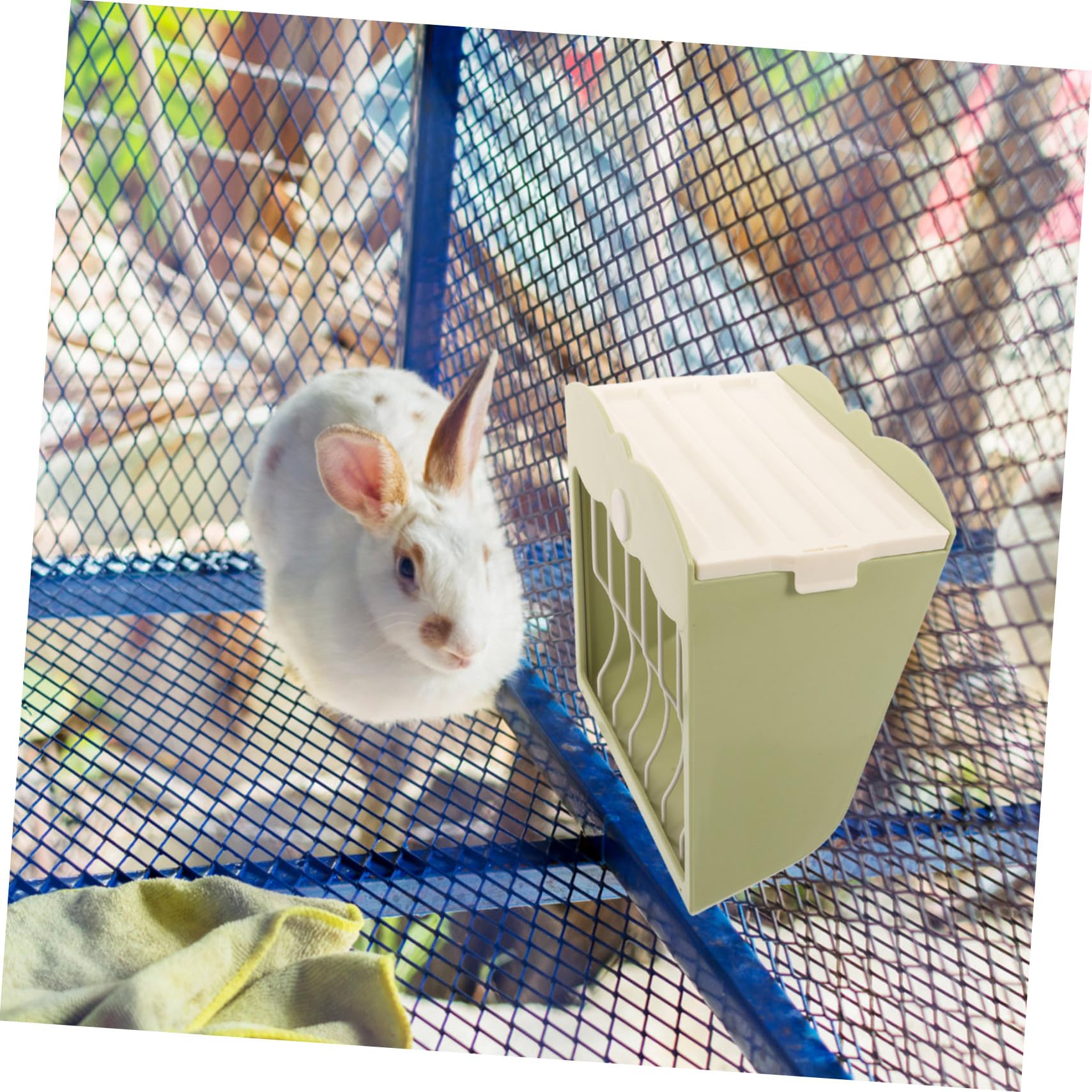 Kaninchengrasspender aus Kunststoff mit Abnehmbarem Futterhalter für Kleintiere Futterspender für Innen Außenkäfig Praktischer Futternapf zur Futteraufbewahrung und