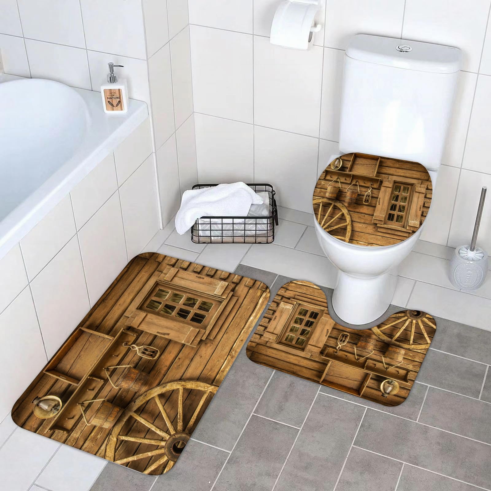 Set di 3 tappetini da Bagno, Lavabili in Lavatrice e Antiscivolo, in Morbida Fibra Superfine. L'Immagine raffigura la Porta d'ingresso dell'antico Bagno pubblico in Legno del Villa