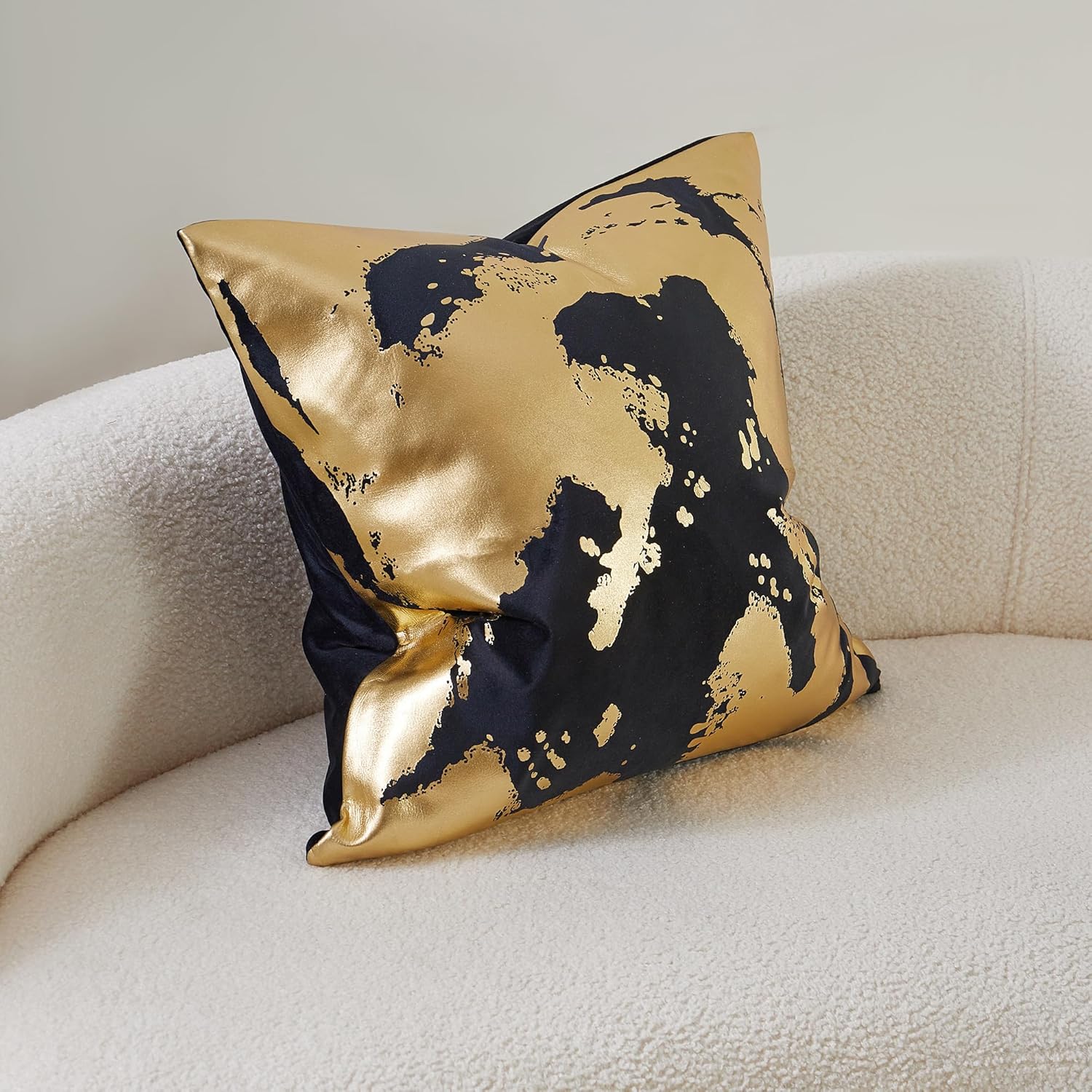 THE-TINOART Black Throw Pillows Cover Gold Foil Printing Pillow Cover Lagre Abstract Black Soft Velvet Square Decoration Pillow Covers for Home Decoration 24X24inch 1piece