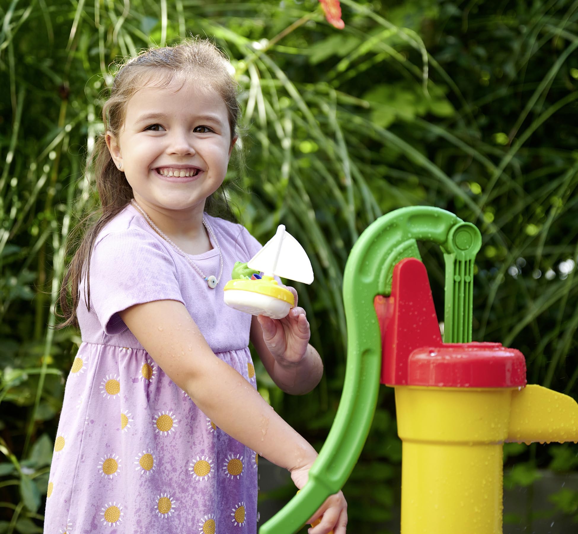 AquaPlay Wassertisch - großes Outdoor-Wasserspiel (100 x 58 x 90 cm) für Kinder ab 3 Jahre, Wasserspielzeug mit Handpumpe, Schlauchanschluss, Spritzfunktion und Zubehör
