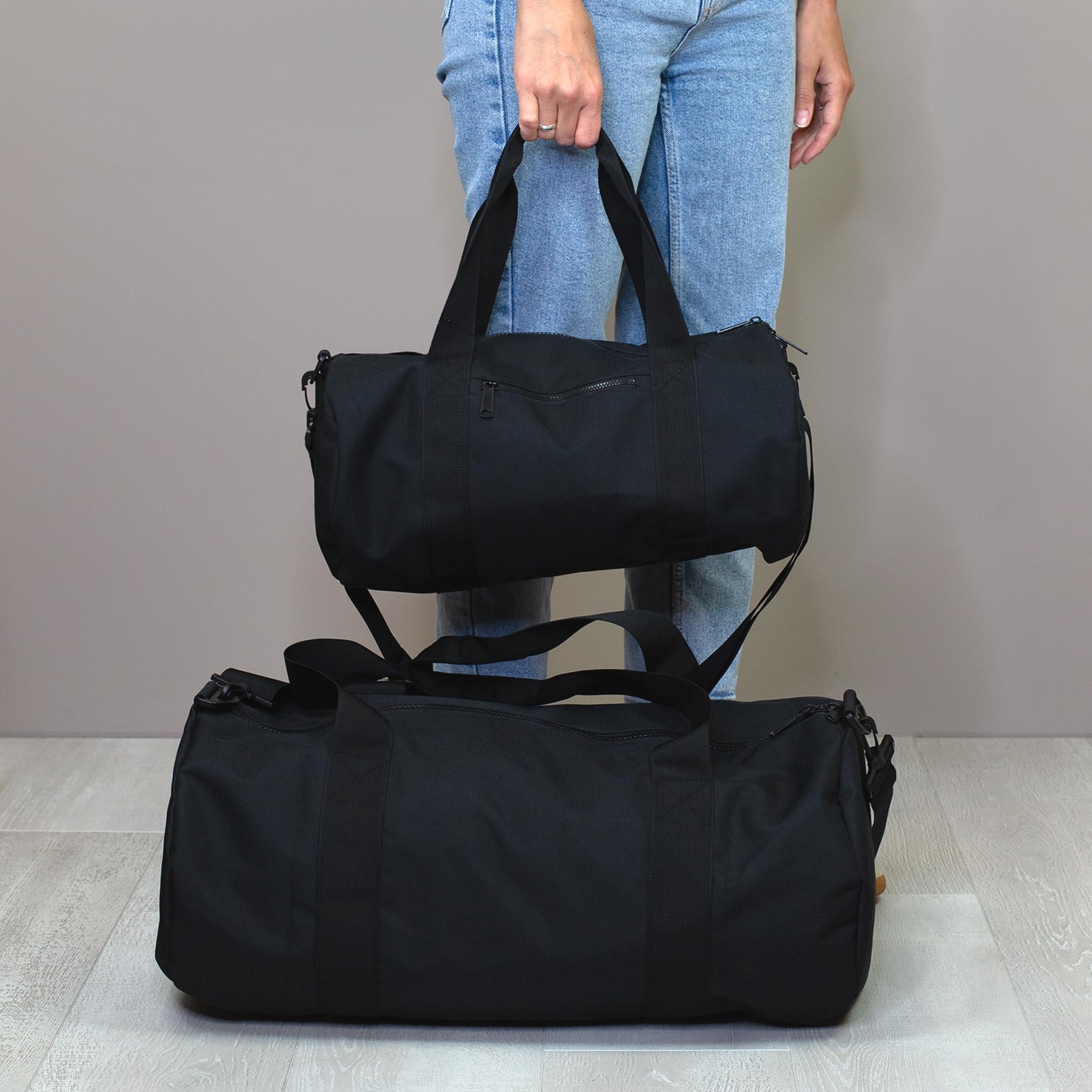 Herz & Heim® Sporttasche Fußball personalisiert mit Name – Trainingstasche für Fußballer – Sport Tasche als Geschenk – Duffle Bag für Fußballtraining, Verein & Freizeit (55 × 28 × 28 cm (B/H/T))