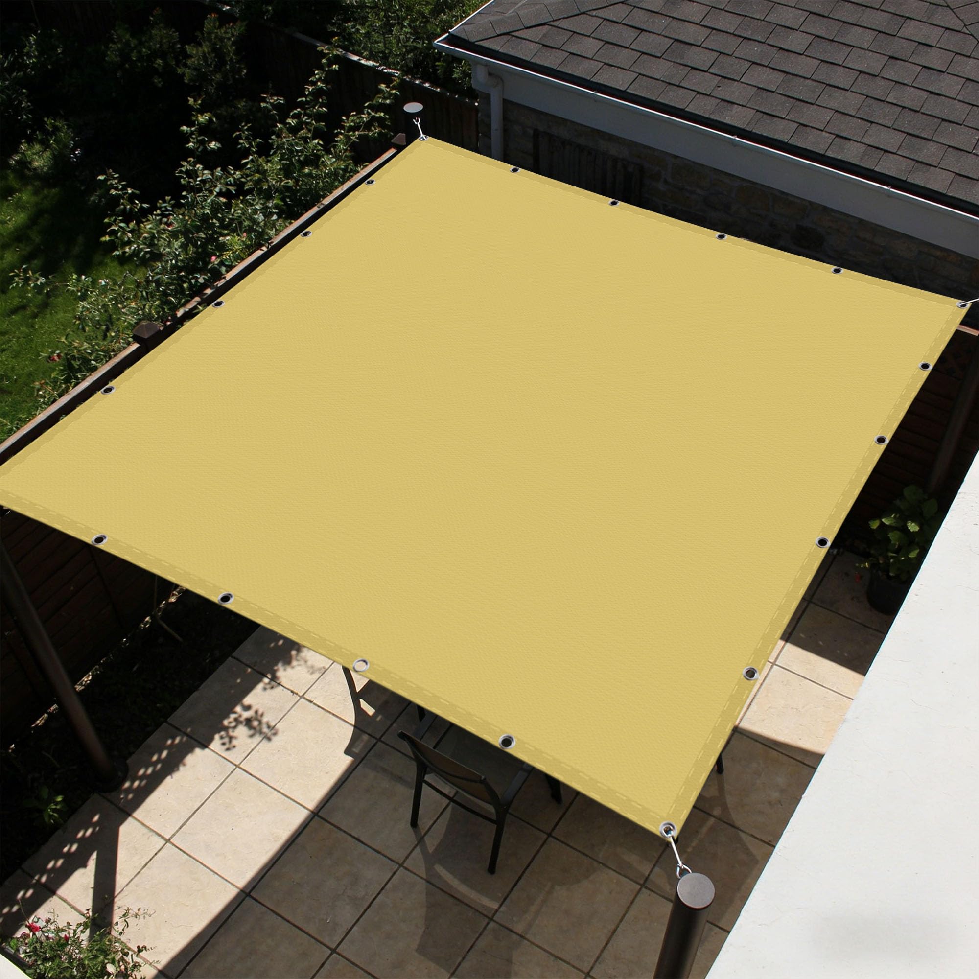 Voile d'ombrage pour jardin et balcon créant un coin de fraîcheur jaune sable