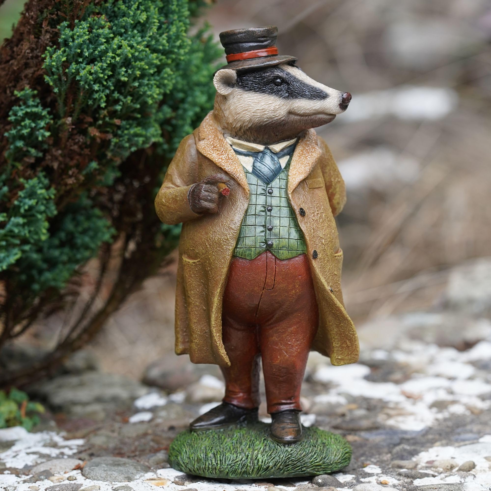 Mr Badger Resin Garden Ornament | Wind in the Willows Animal Home Statue Sculpture Decoration 28cm x 13cm Home Decor