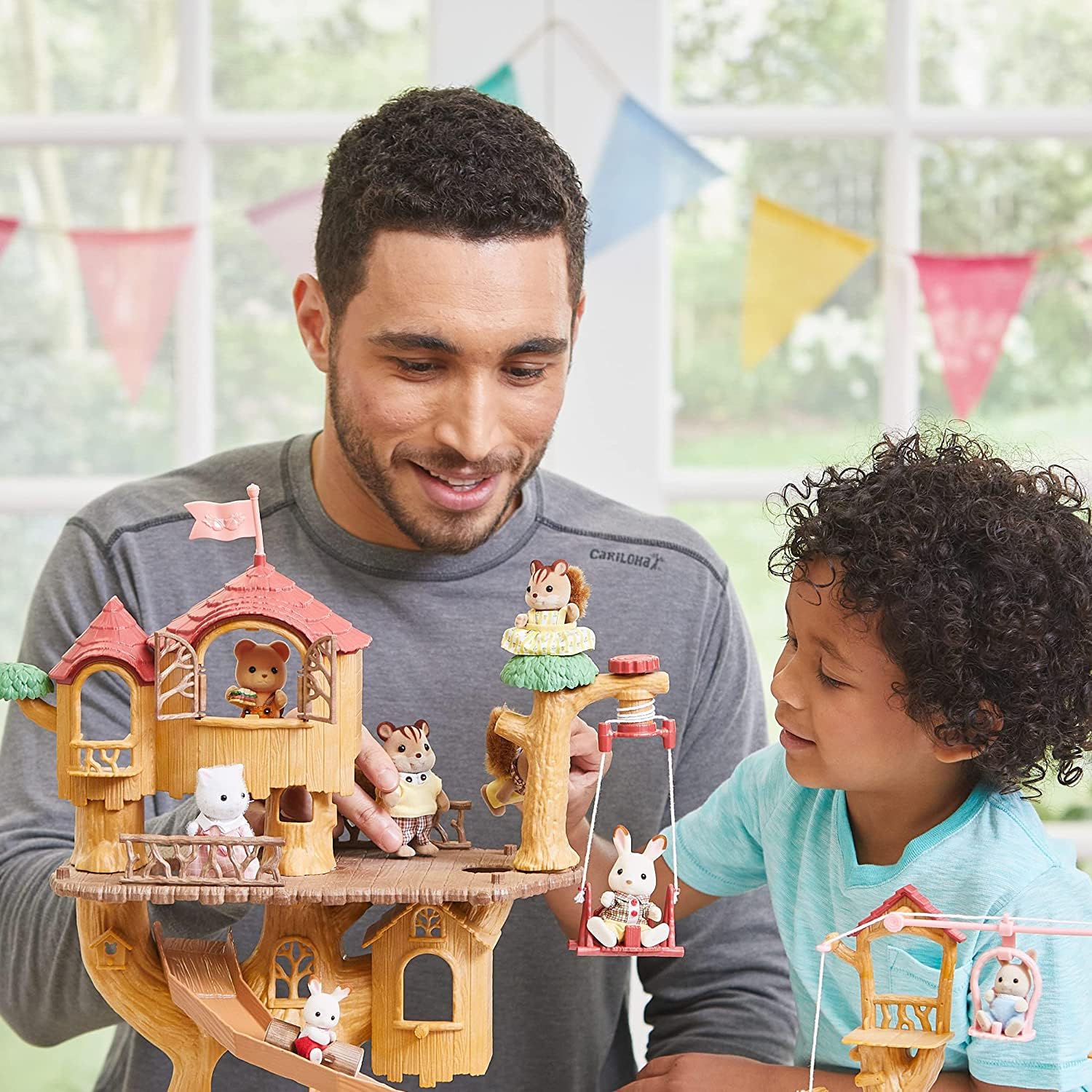 Sylvanian Families - La cabane dans les arbres - Set + de 3 accessoires - Plongez dans l'univers de la famille Sylvanian - Figurines animaux miniatures - Jouet enfant 3 ans et + - 5494