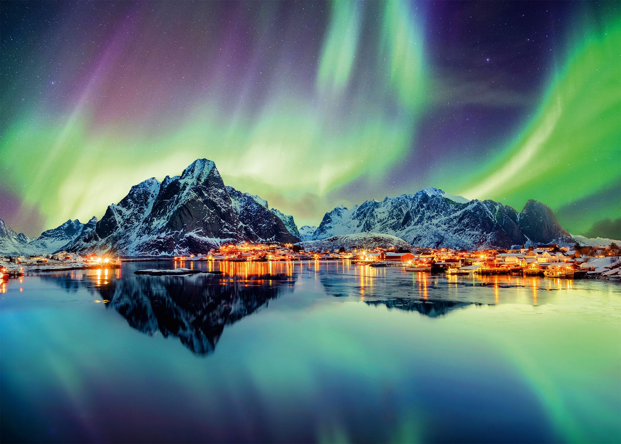 Ulmer Puzzleschmiede - 'Danse Lumineuse du Nord' - Puzzle de 2000 Pièces - Aurores Boréales dans le Ciel Nocturne Au-dessus des Villages de Pêcheurs à Lofoten, Norvège