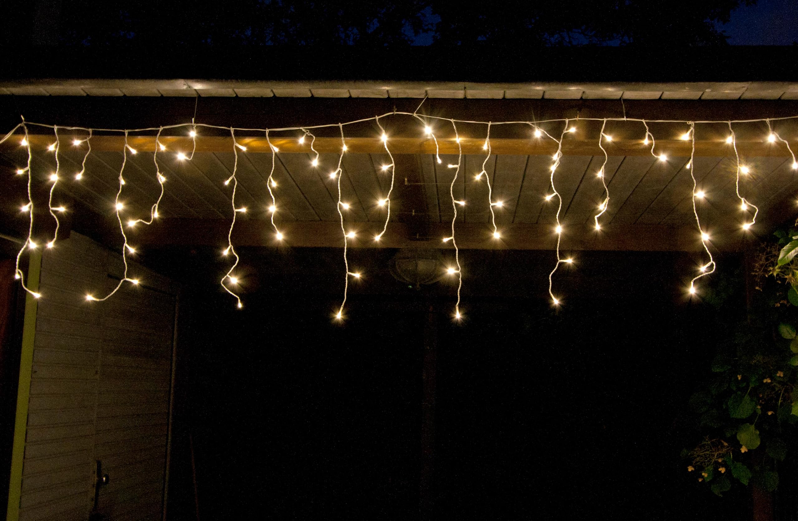 LED Eisregen Lichterkette 24 m mit 960 warmweißen LEDs - 240 Stränge, Timer, weißes Kabel, IP44 Außenbeleuchtung