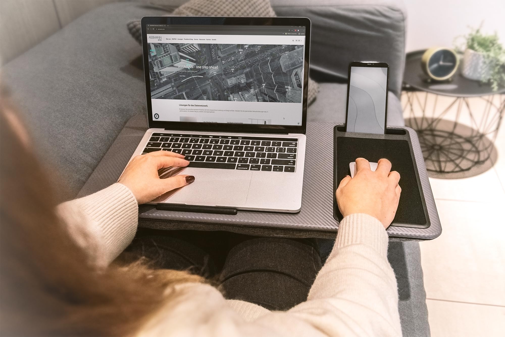 DIGITUS DA-90441 - Cojín para portátil - para portátiles de 17" - con Soporte para Smartphone - cojín para portátil - Mesa para portátil para Trabajar cómodamente Desde el sofá o la Cama - Gris