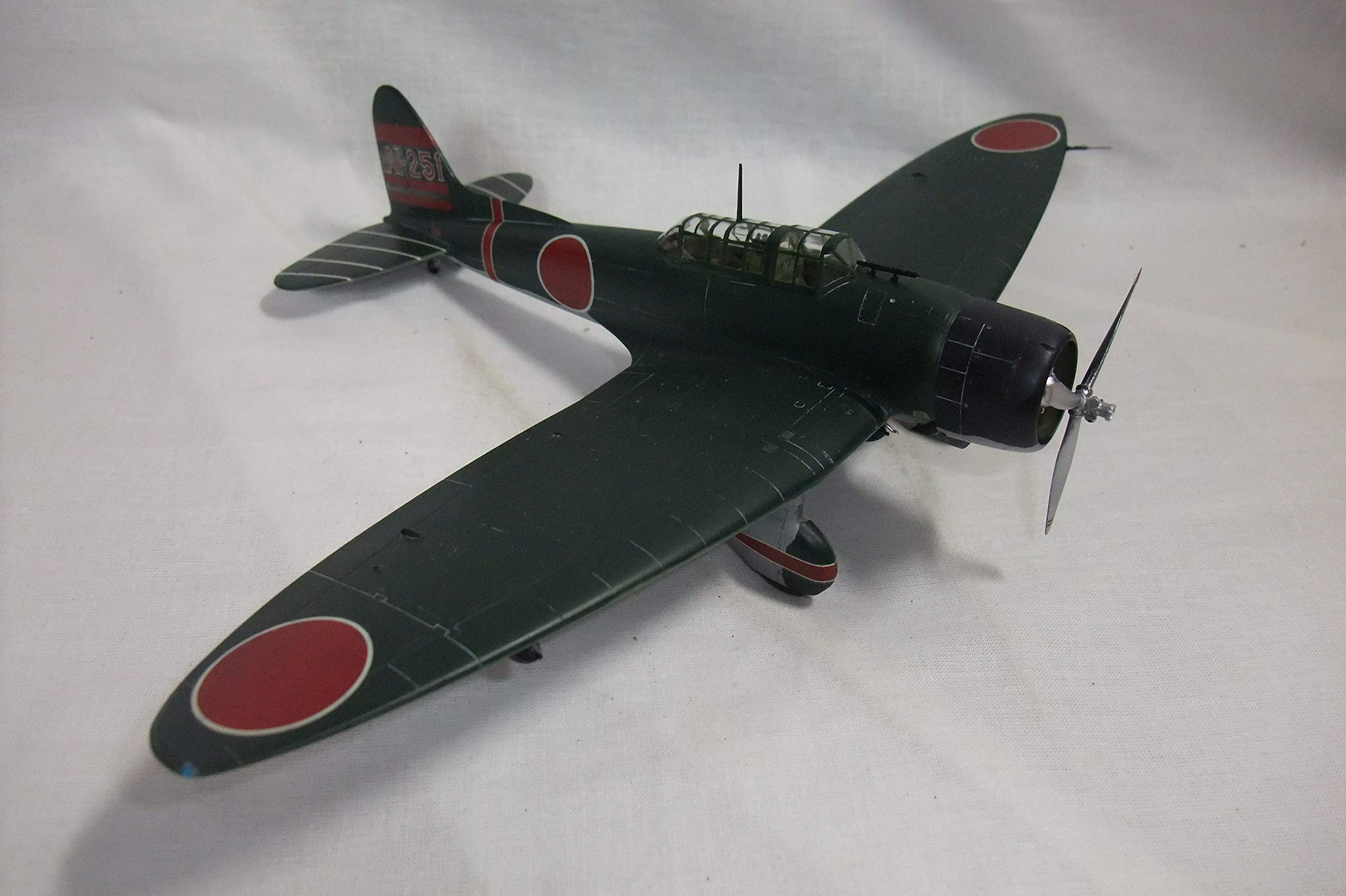 Amazon | 完成品 日本海軍九九式艦上爆撃機48分の1サイズ 