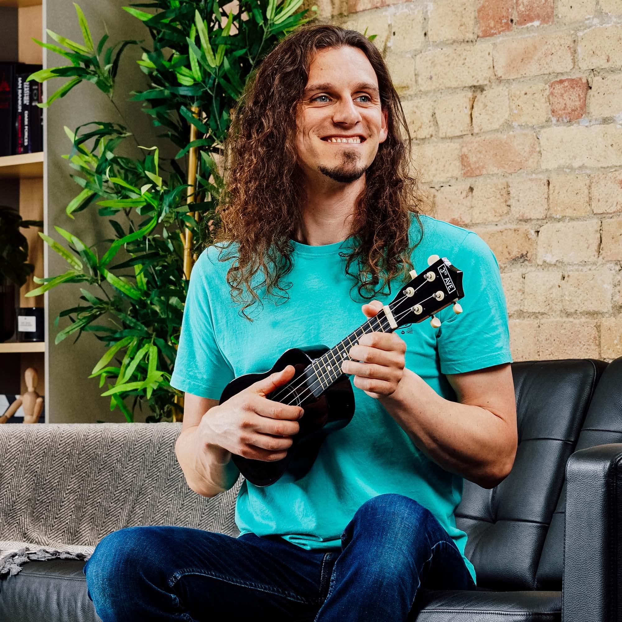 3rd Avenue Sopran-Ukulele mit 54 cm/21“, Anfängerset – Tasche, Ständer, Gurt, Saiten, Plektren und Griffbrett-Aufkleber – in Schwarz – KOSTENLOSE 1-monatige Online-Lektionen